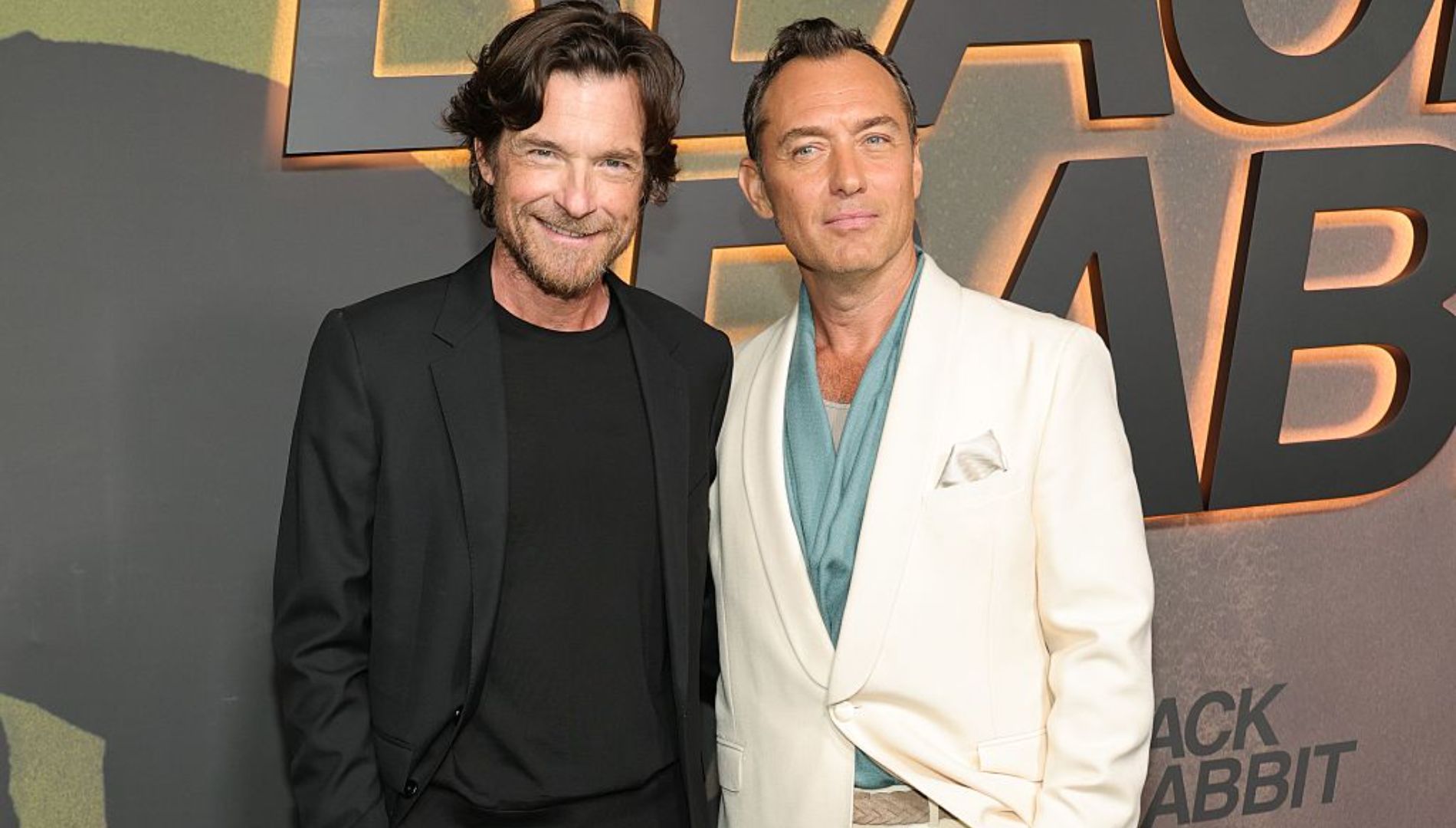 Jason Bateman et Jude Law en feu sur le tapis noir de Black Rabbit