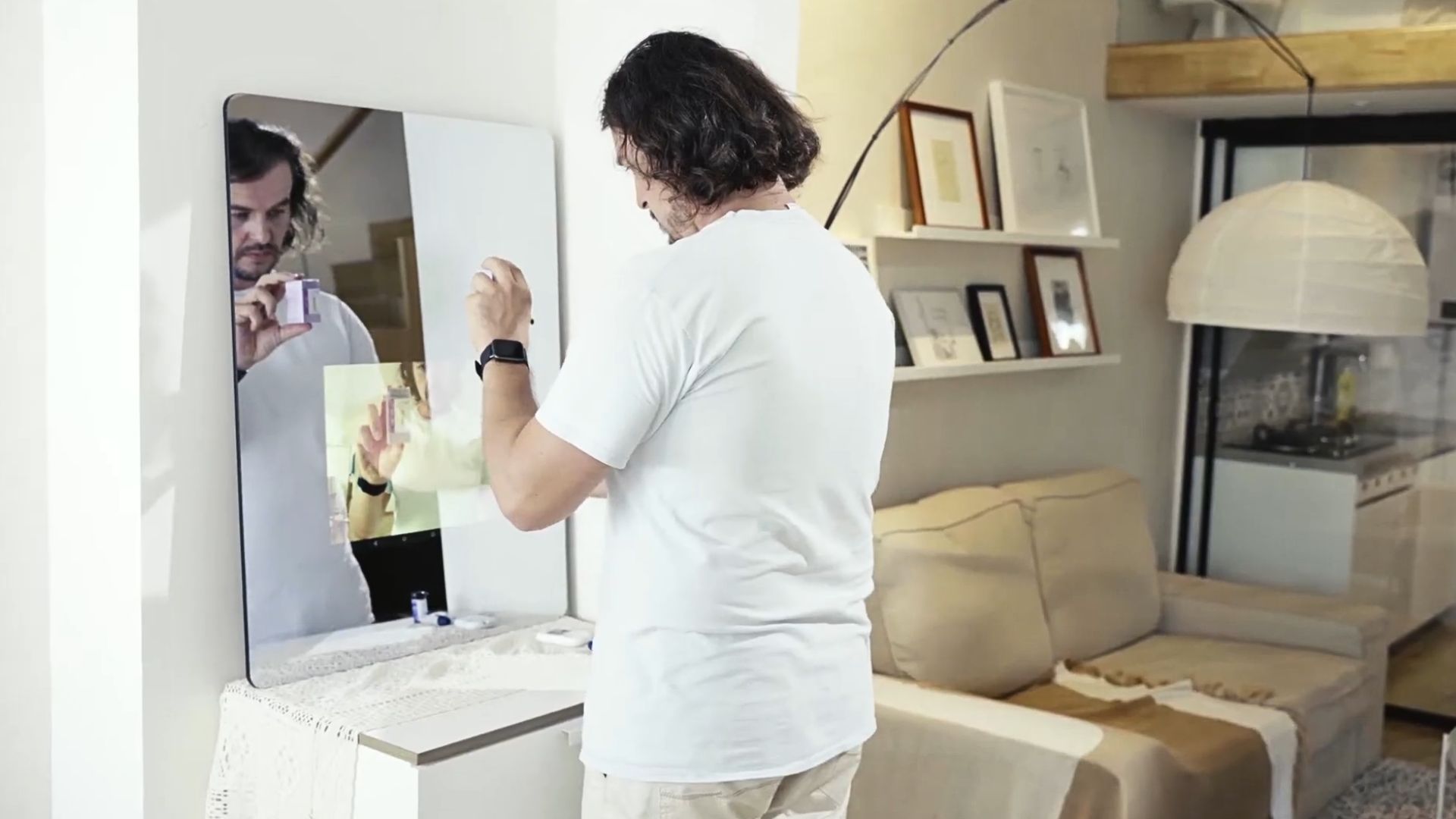 3. Miroir intelligent avec capteurs de santé