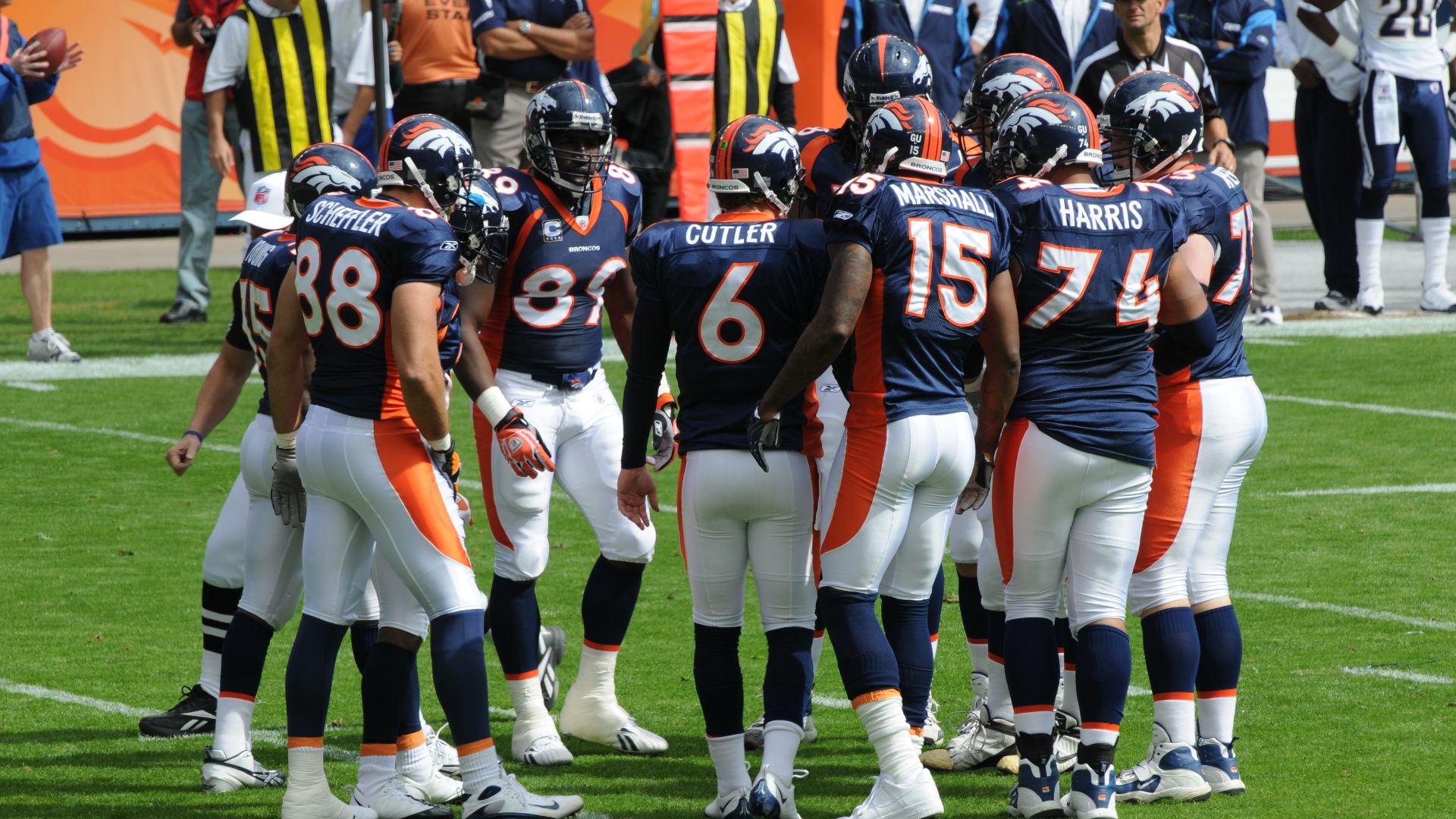 14. Il est copropriétaire de l'équipe de football américain des Denver Broncos.