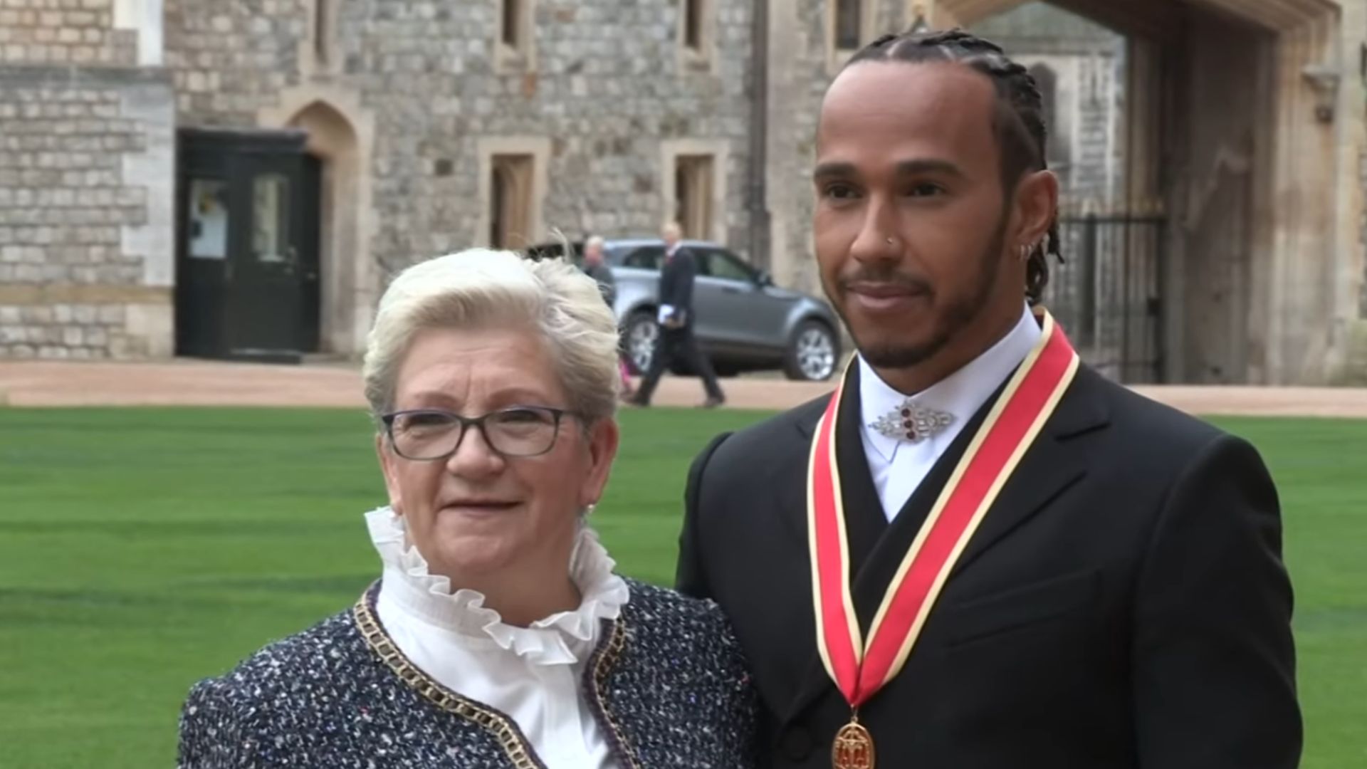 11. Il a été fait chevalier par la monarchie britannique
