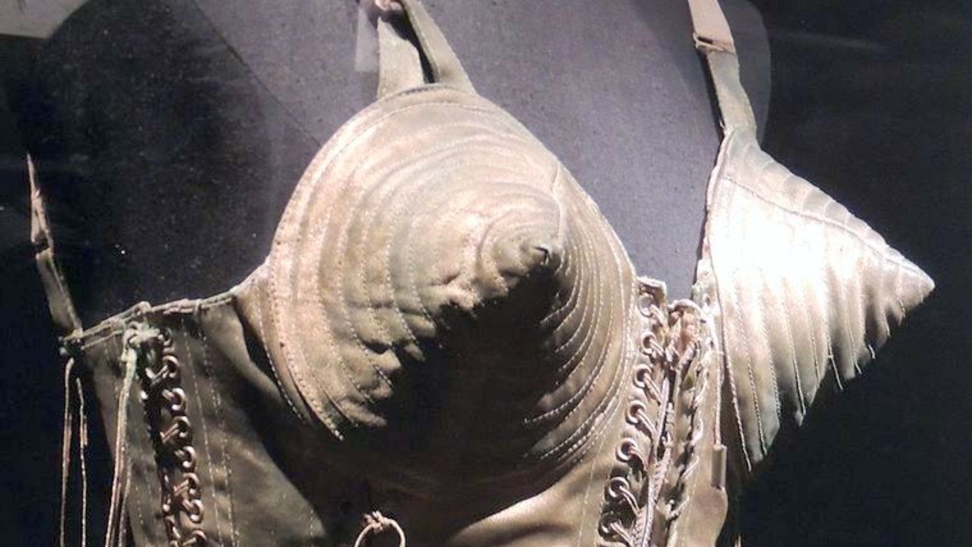 4. Le soutien-gorge à cônes de Madonna