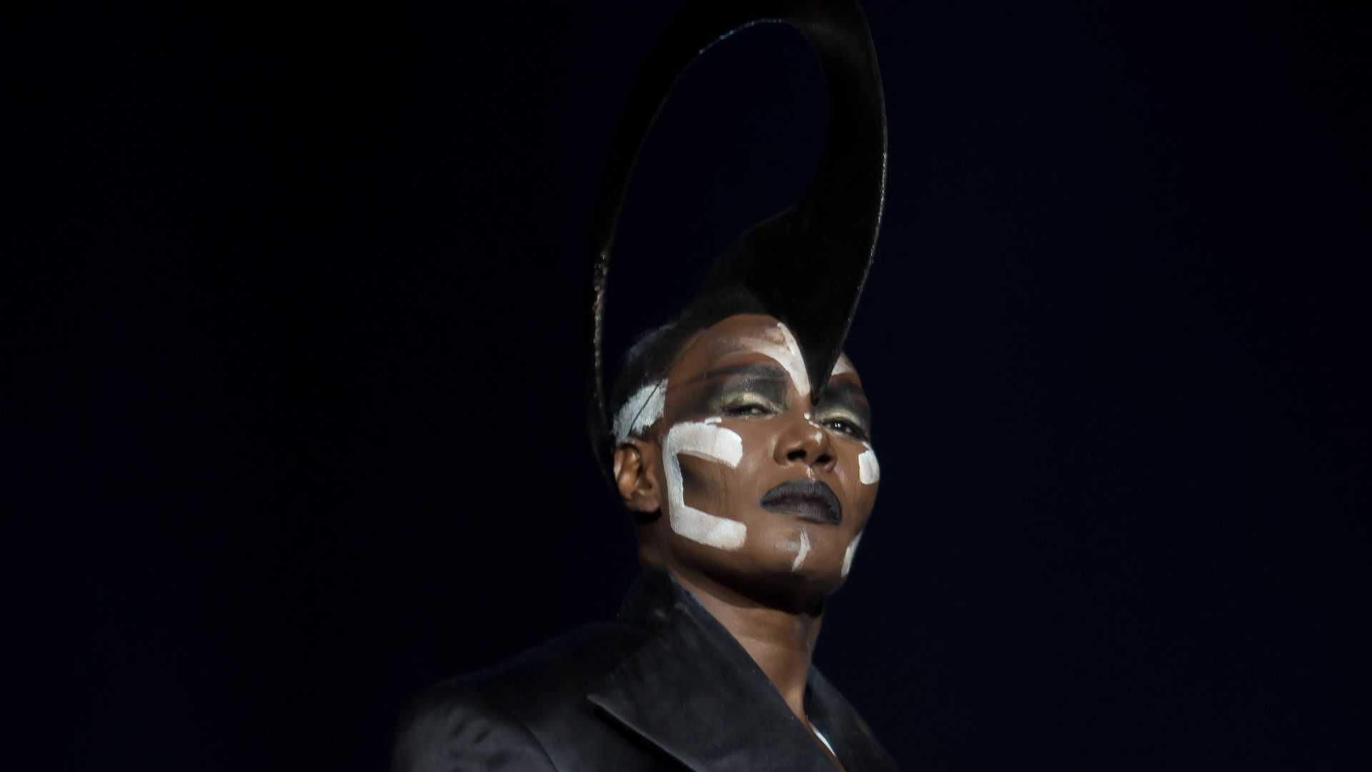 19. La robe Halston à capuche de Grace Jones