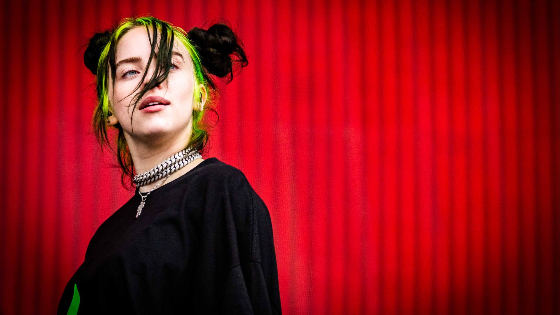 20. Les tenues néon surdimensionnées de Billie Eilish