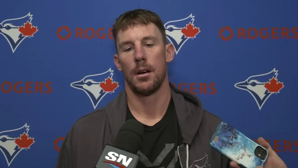 Chris Bassitt leaves on injured list