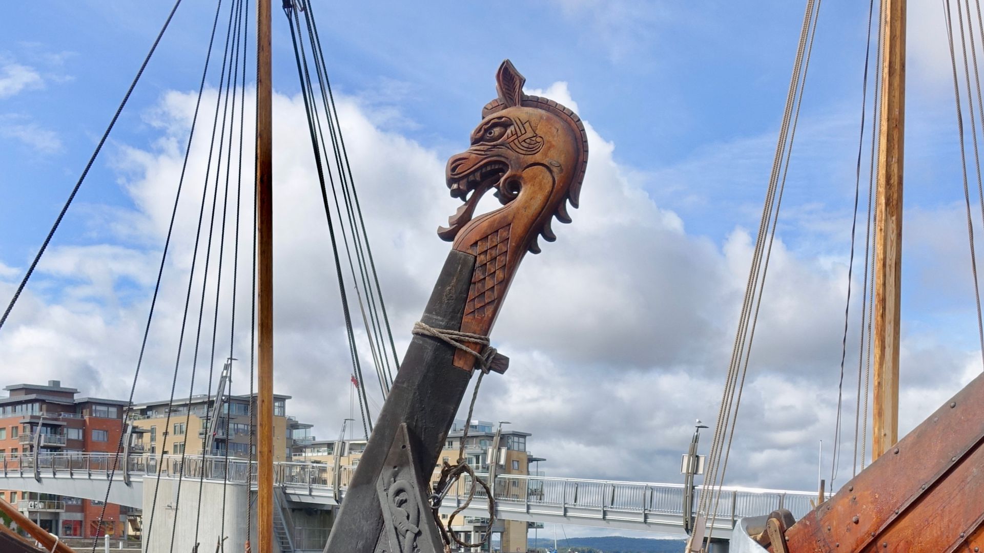1. La proue à tête de dragon