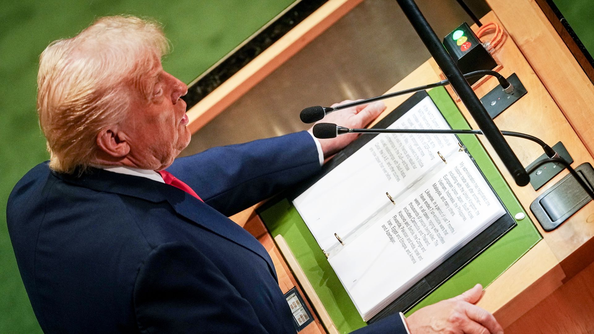 Trump menace l'opérateur du télésouffleur