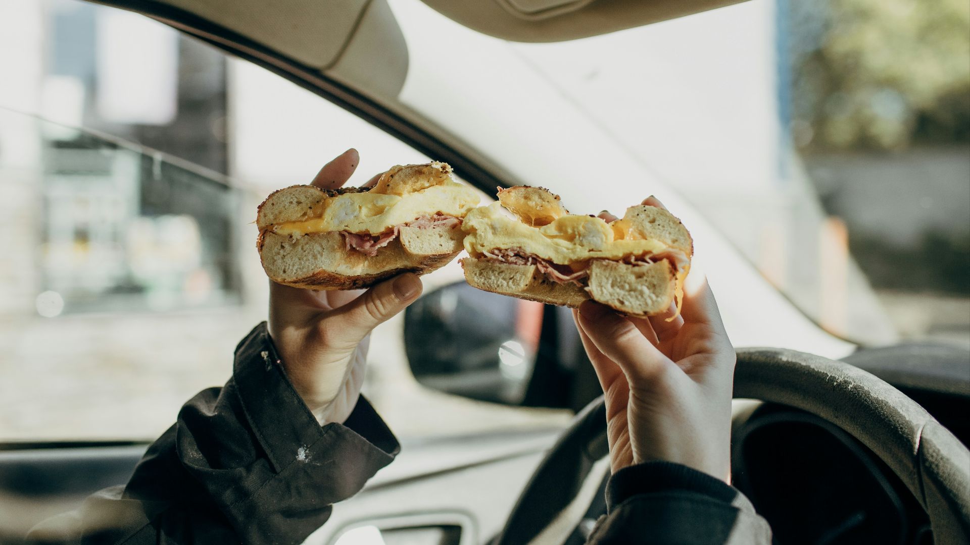20. Manger dans sa voiture