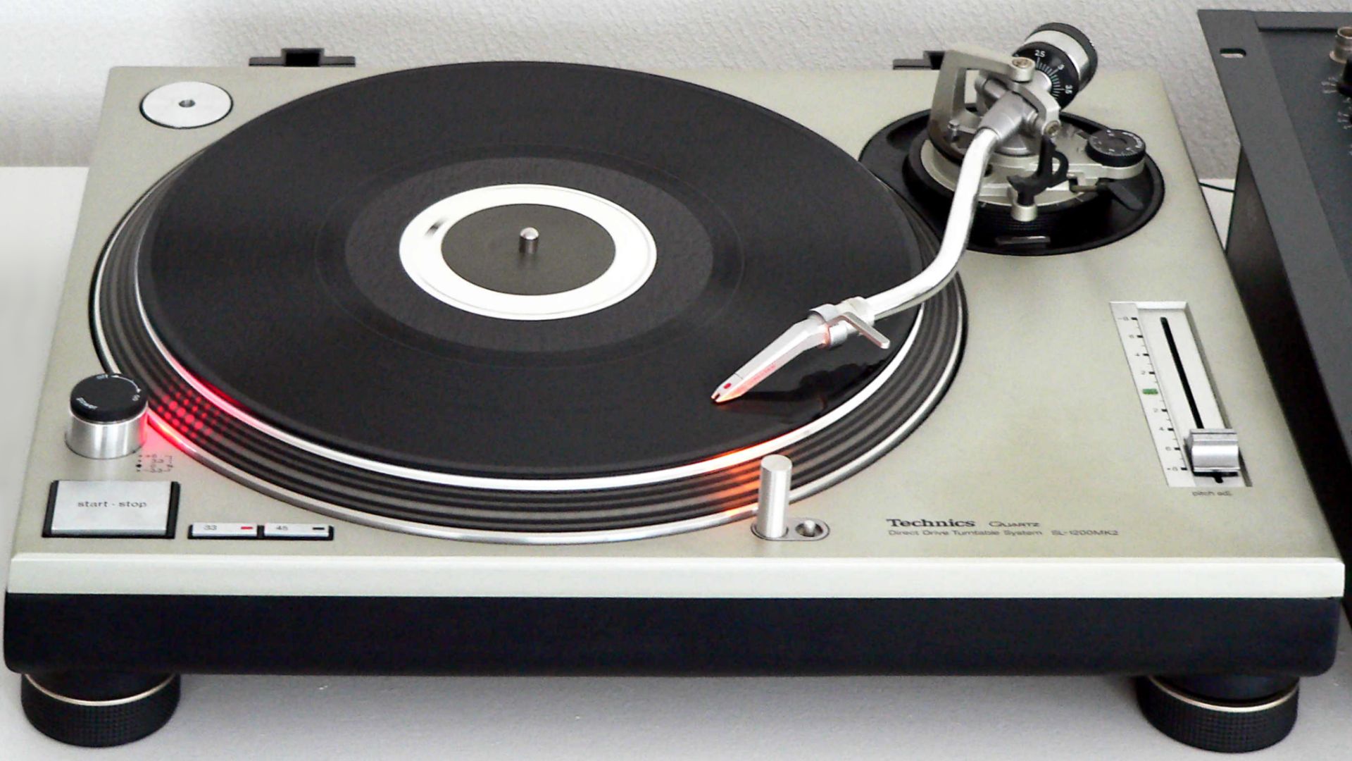 17. Table tournante Technics SL-1200