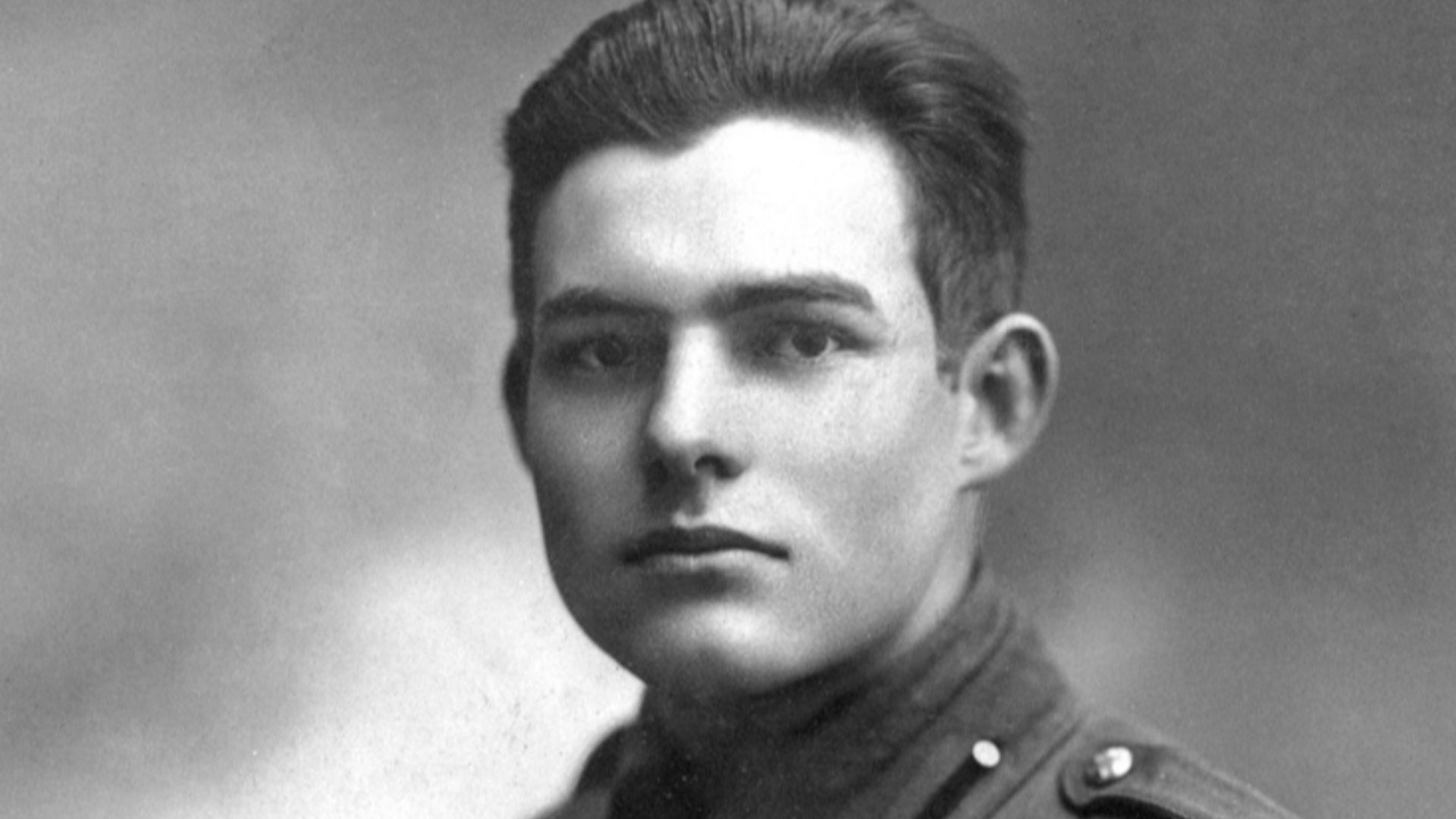 2. "Ne pensez jamais que la guerre, aussi nécessaire et justifiée soit-elle, n'est pas un crime (Ernest Hemingway)