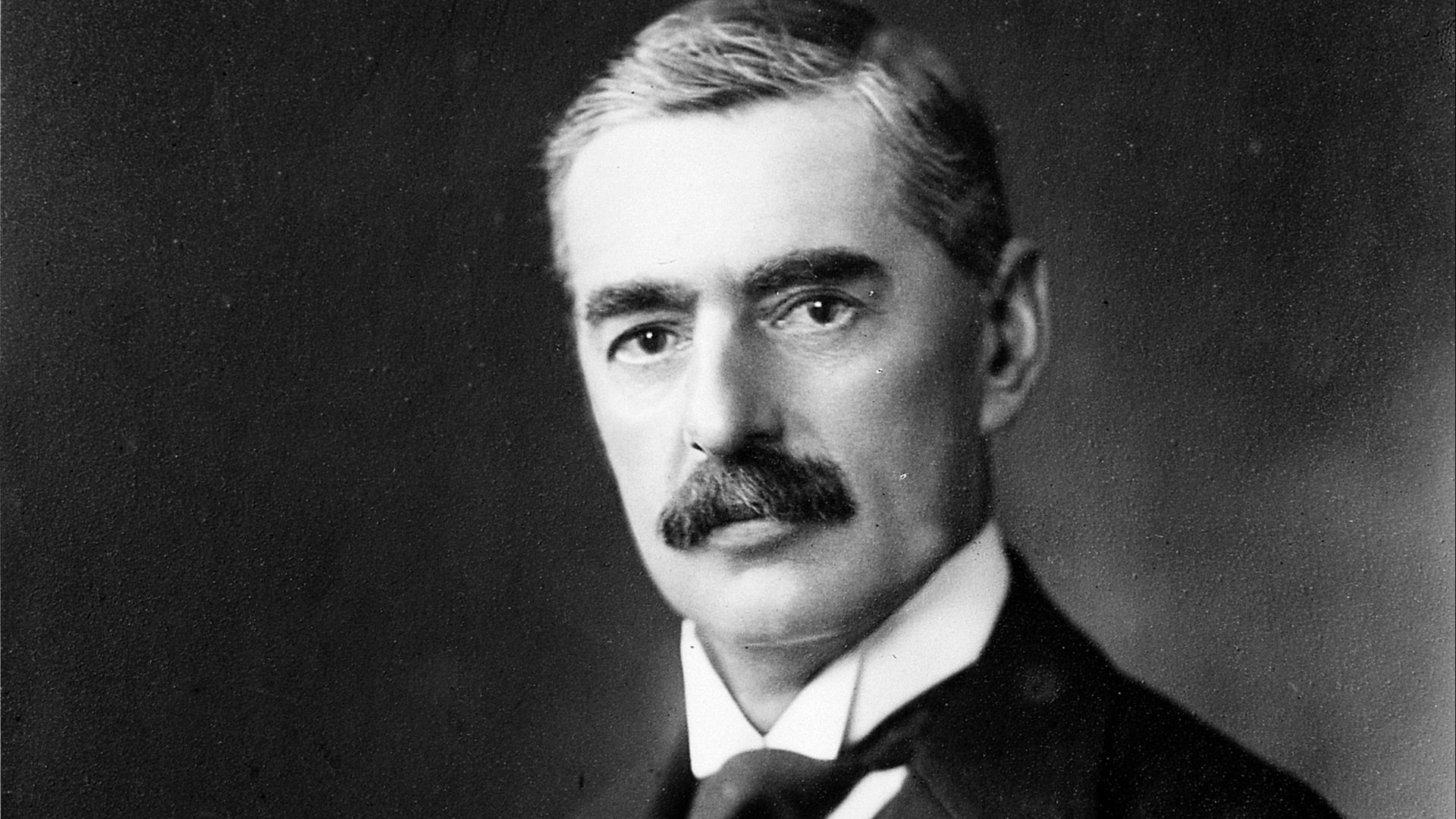 10. "En temps de guerre, quel que soit le camp qui s'autoproclame vainqueur, il n'y a pas de vainqueurs, mais tous sont perdants (Neville Chamberlain)