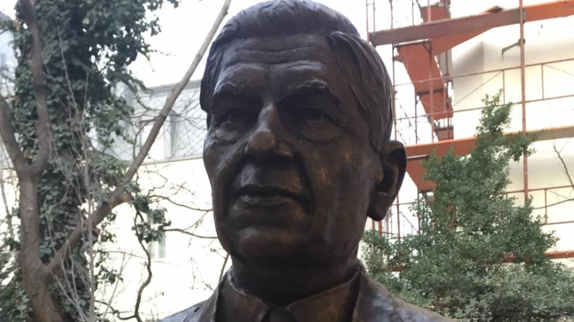 12. "Le son le plus persistant qui se répercute dans l'histoire des hommes est le battement des tambours de guerre" (Arthur Koestler)