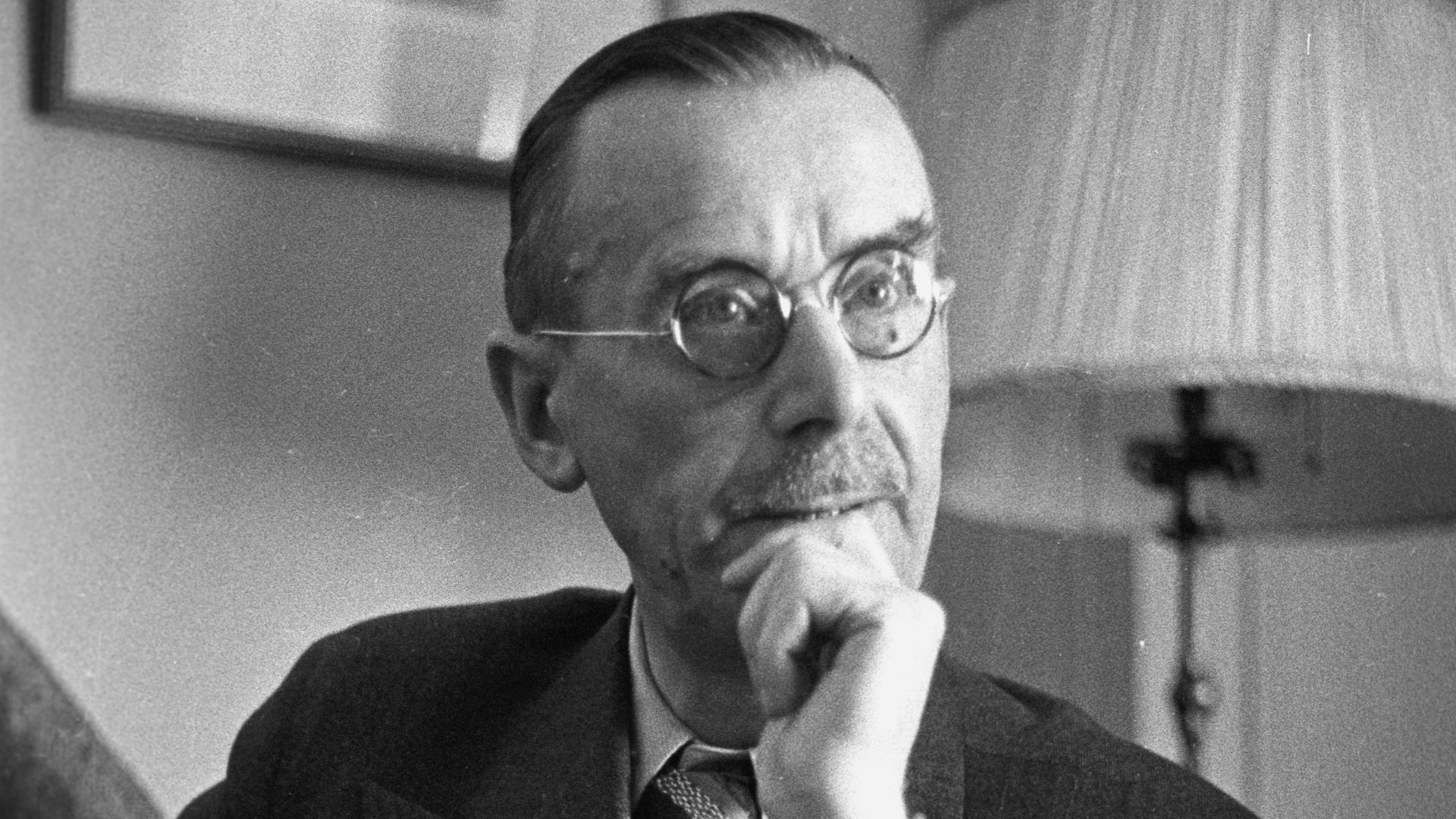 15. "La guerre n'est qu'une lâche échappatoire aux problèmes de la paix (Thomas Mann)