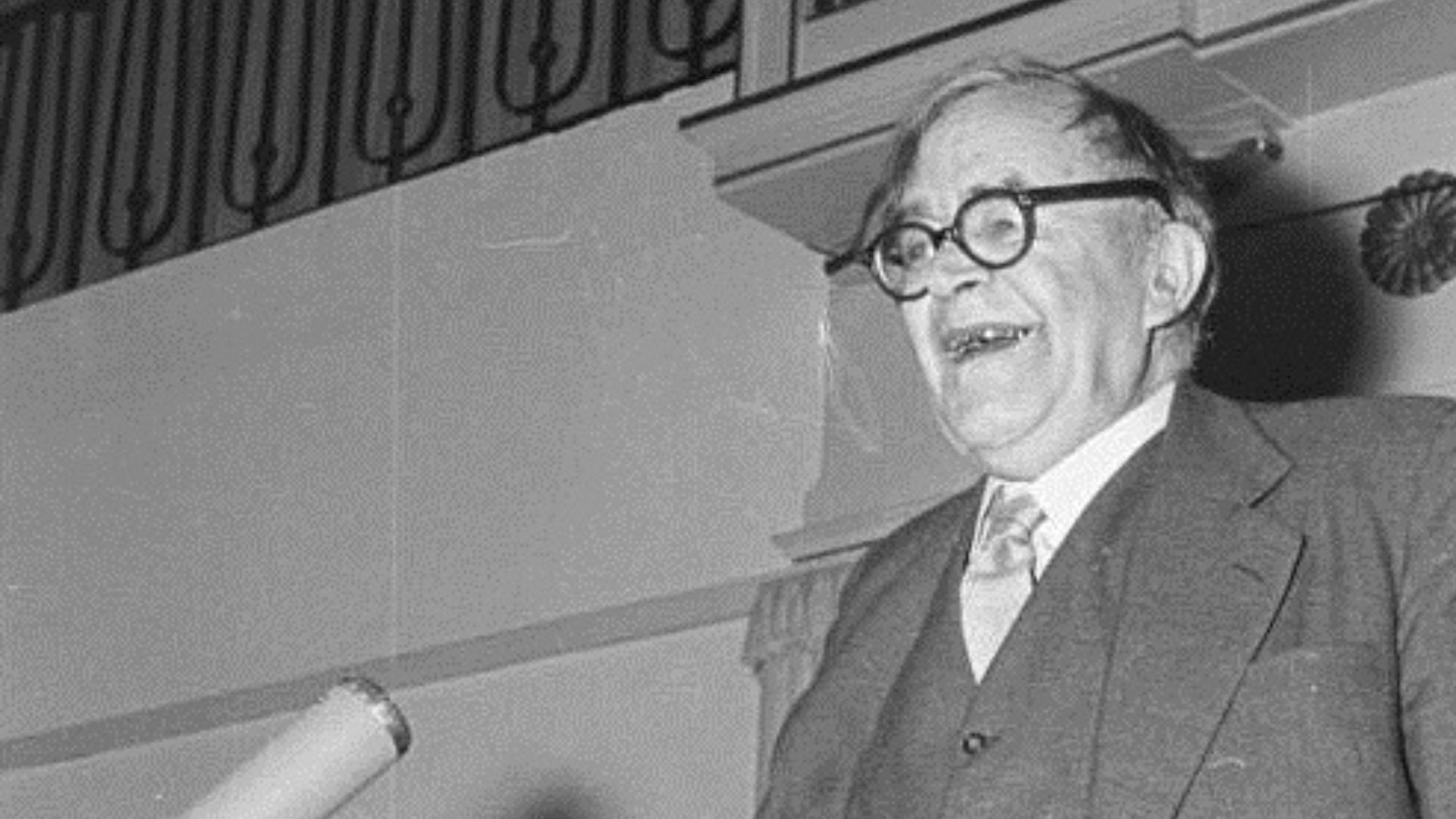 20. "La folie suprême est de penser que la guerre peut être arrêtée par la guerre" (Karl Barth)