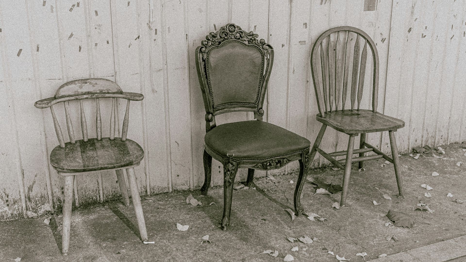 3. Chaises vintage dépareillées