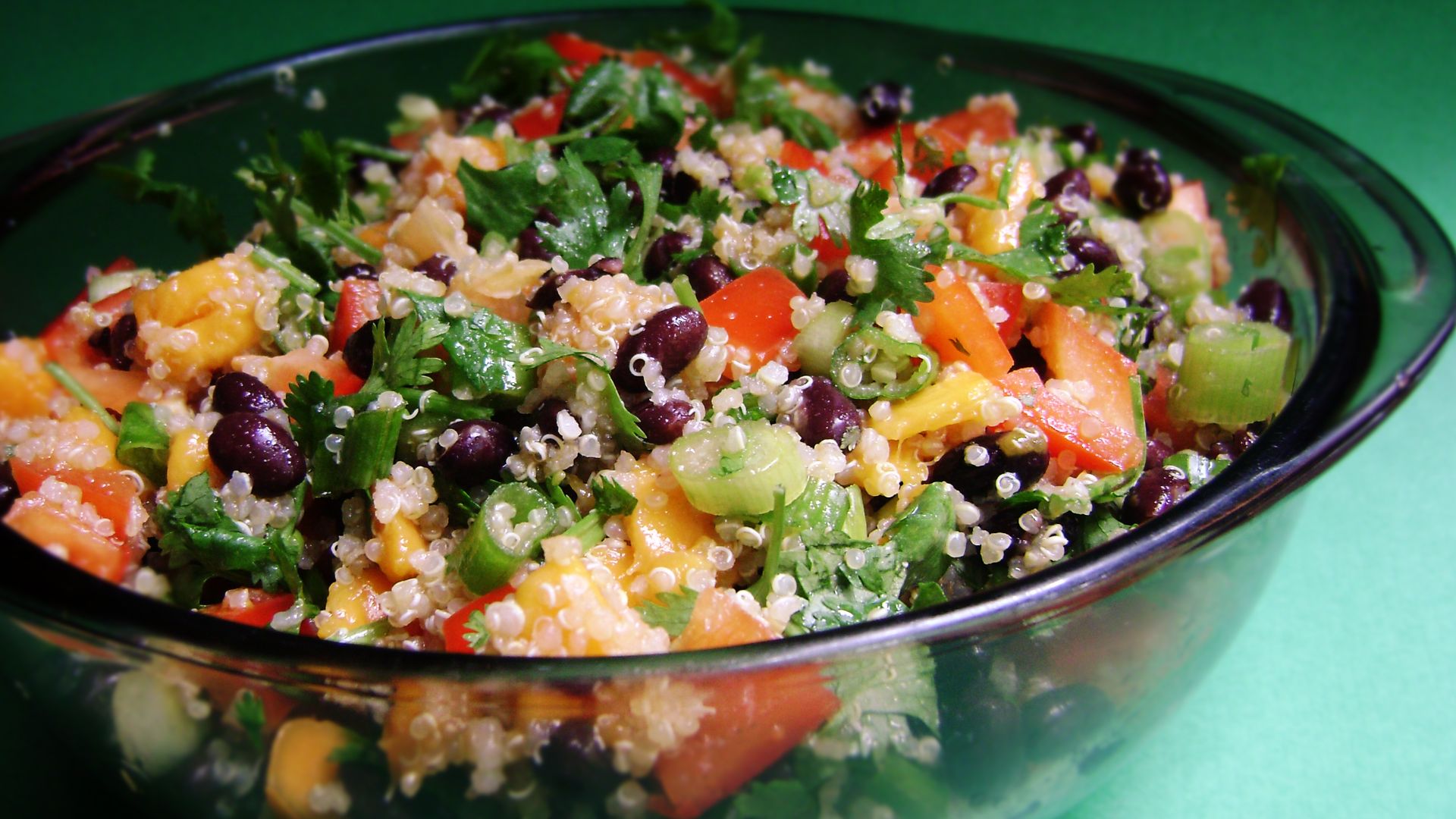14. Bol de quinoa à l'ananas et aux haricots noirs