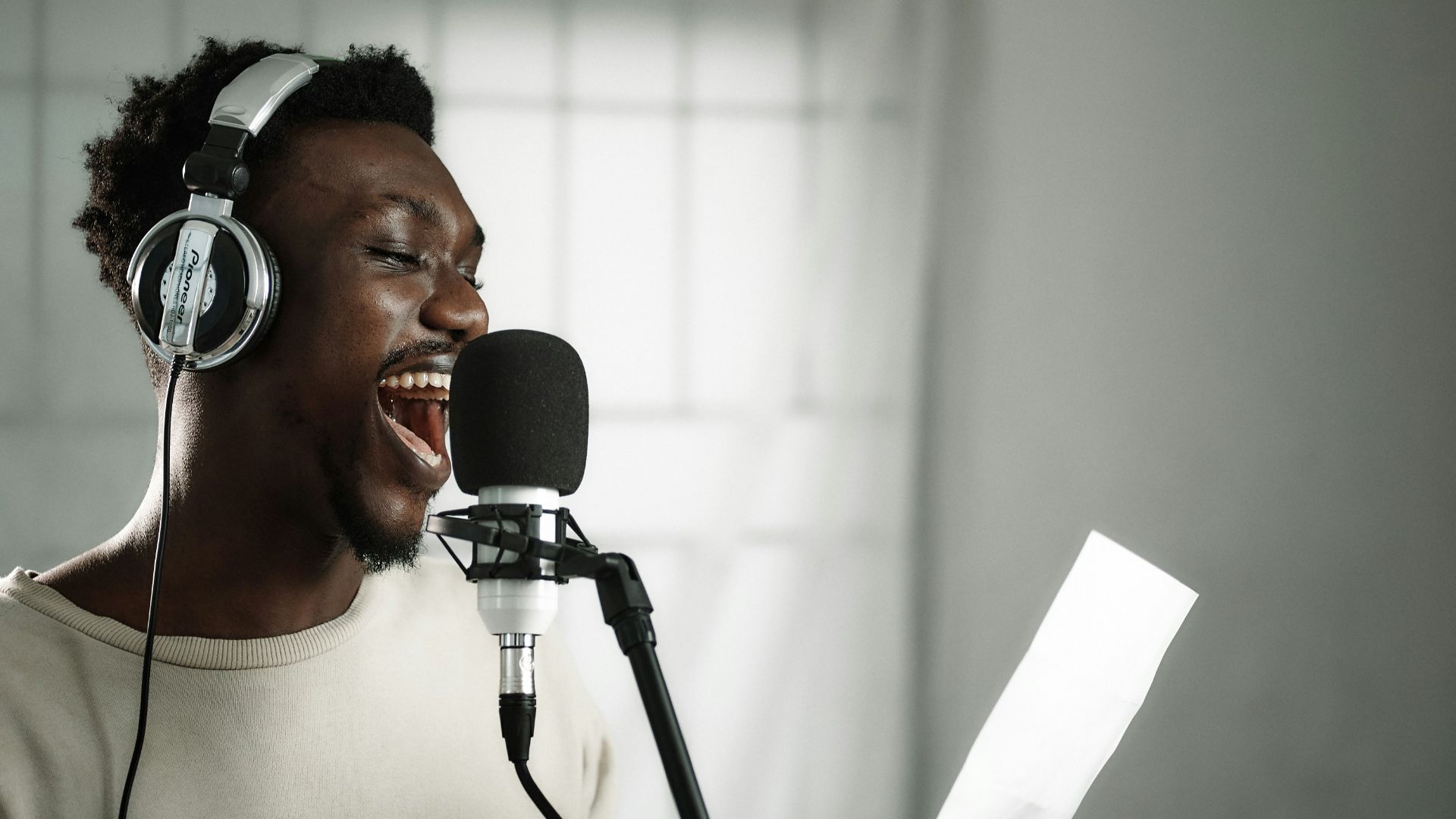 18. Artiste voix-off