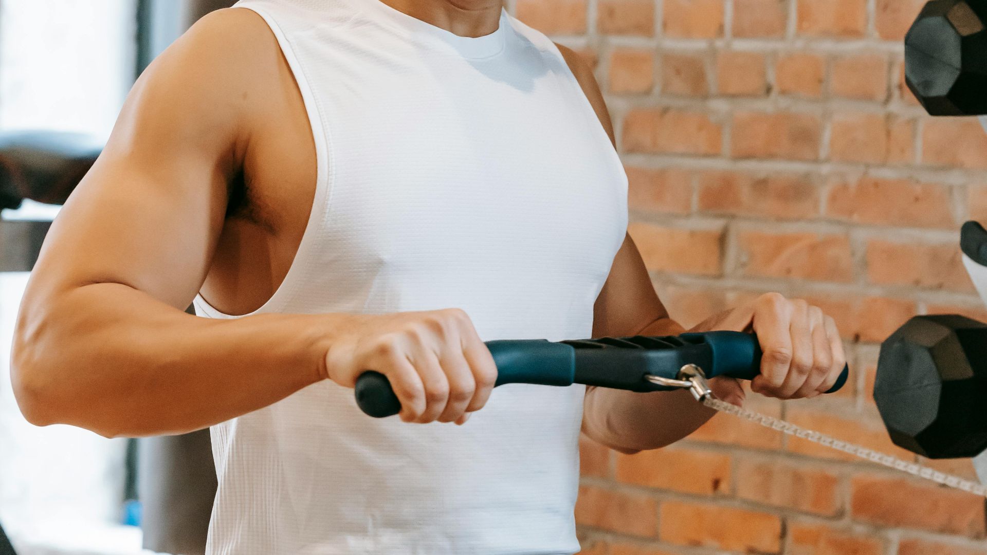 8. Barre biceps à câbles : Curls assis