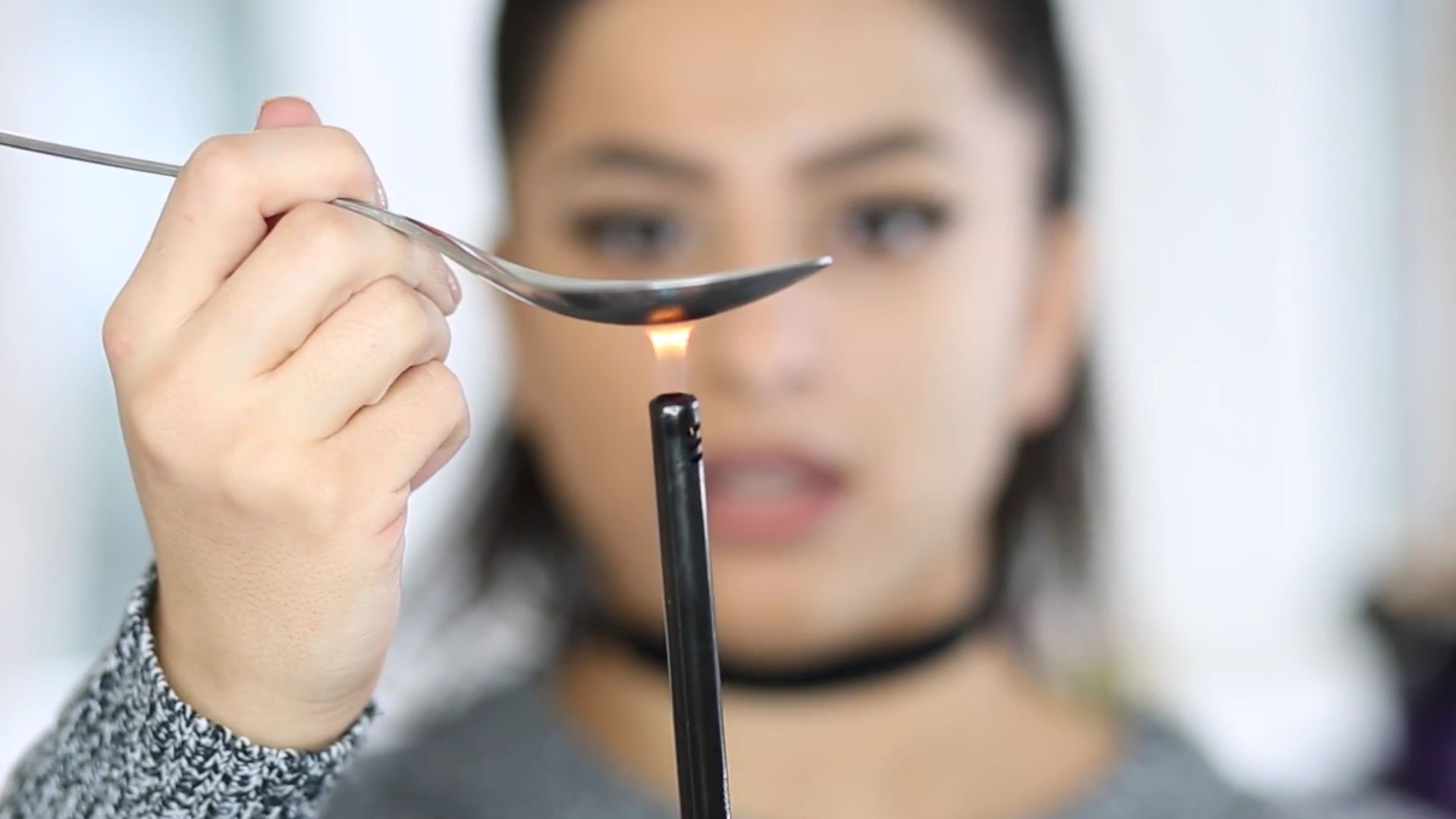 2. Réchauffer le fond de teint avant l'application