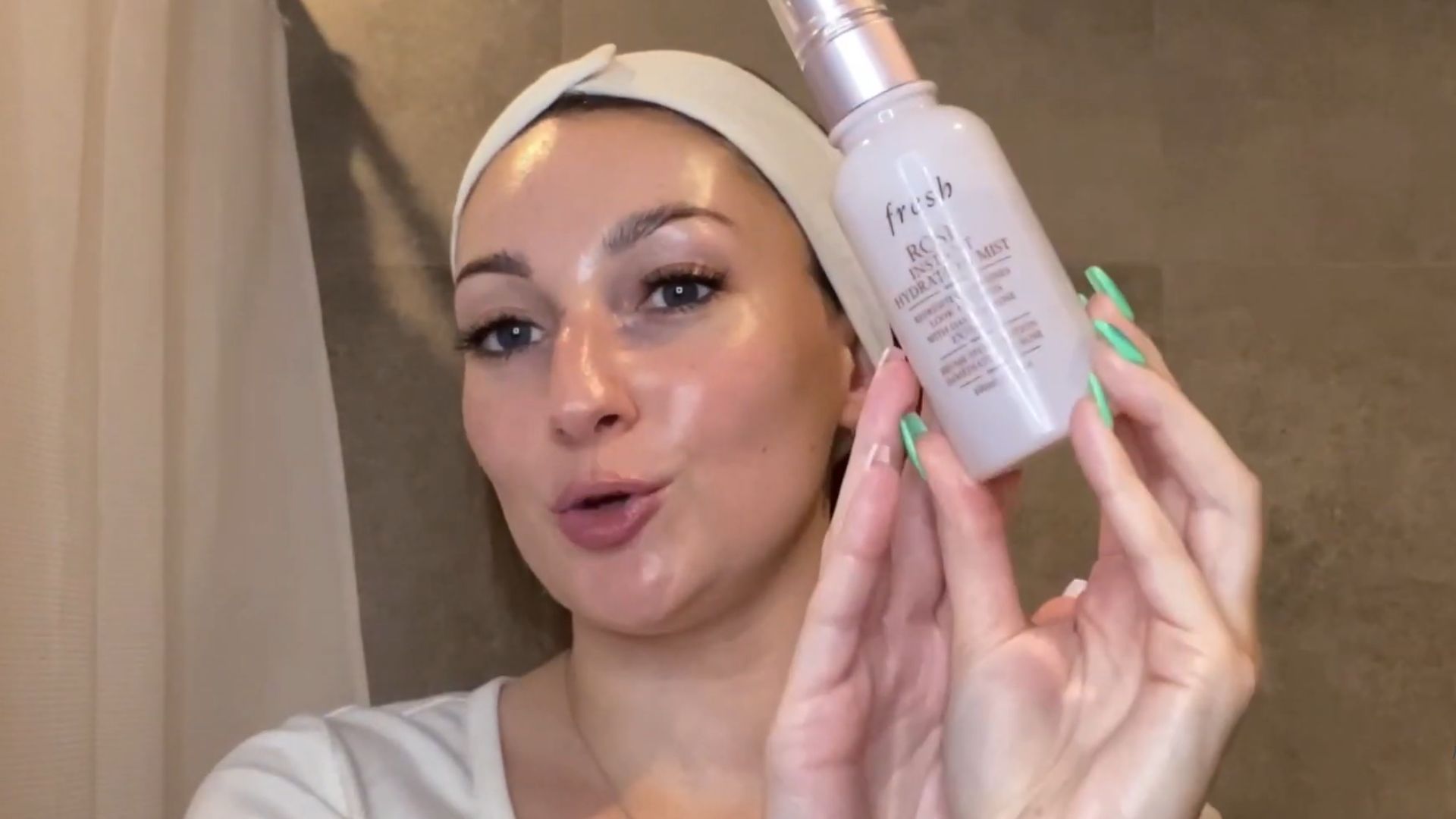 18. Utiliser une brume hydratante pour rafraîchir pendant l'application