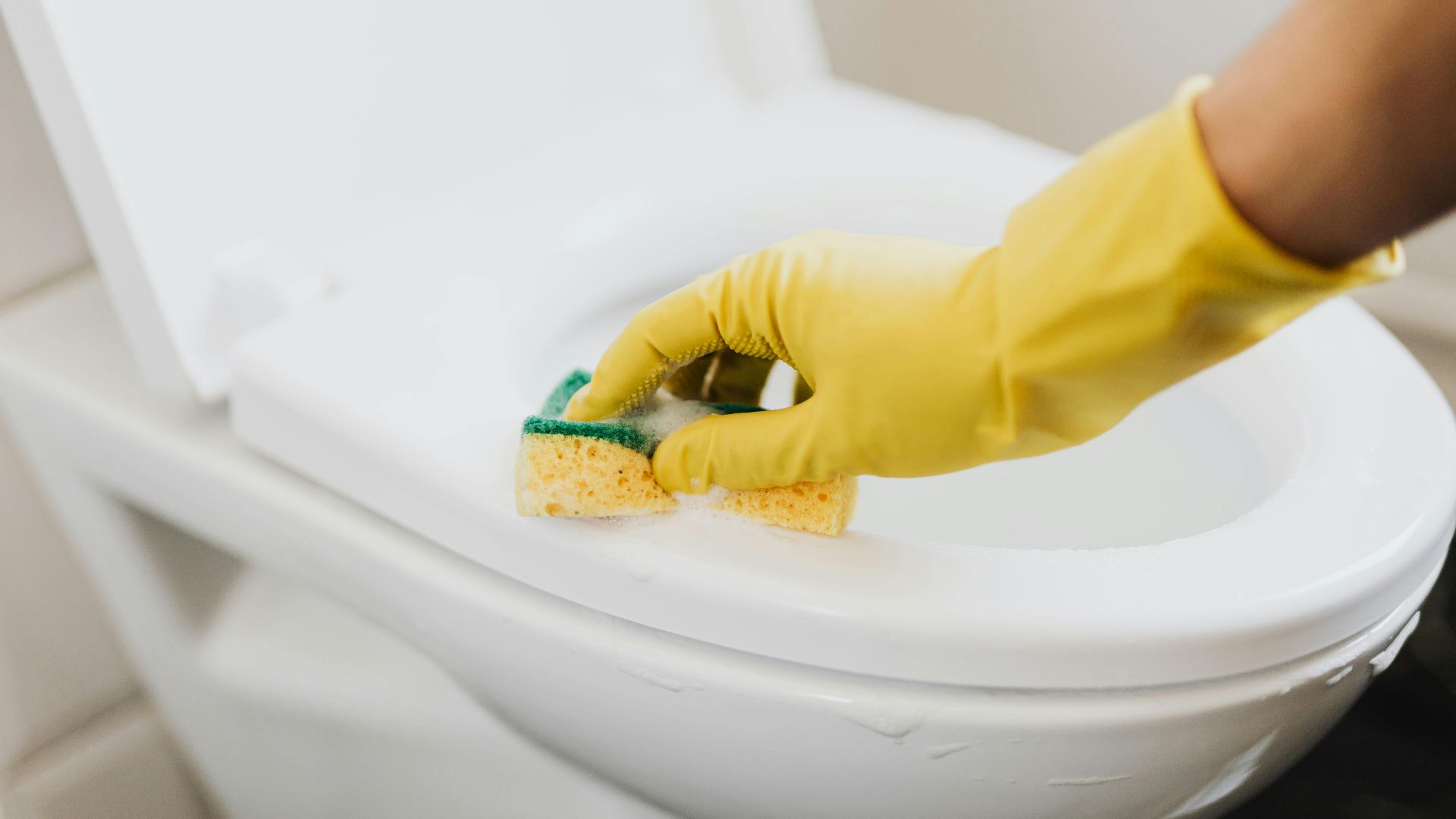 1. Toucher le siège des toilettes à mains nues