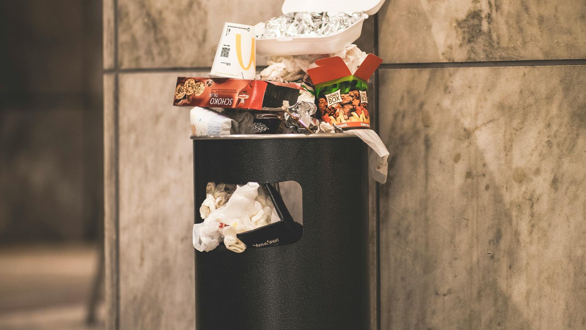 6. Ignorer les poubelles qui débordent