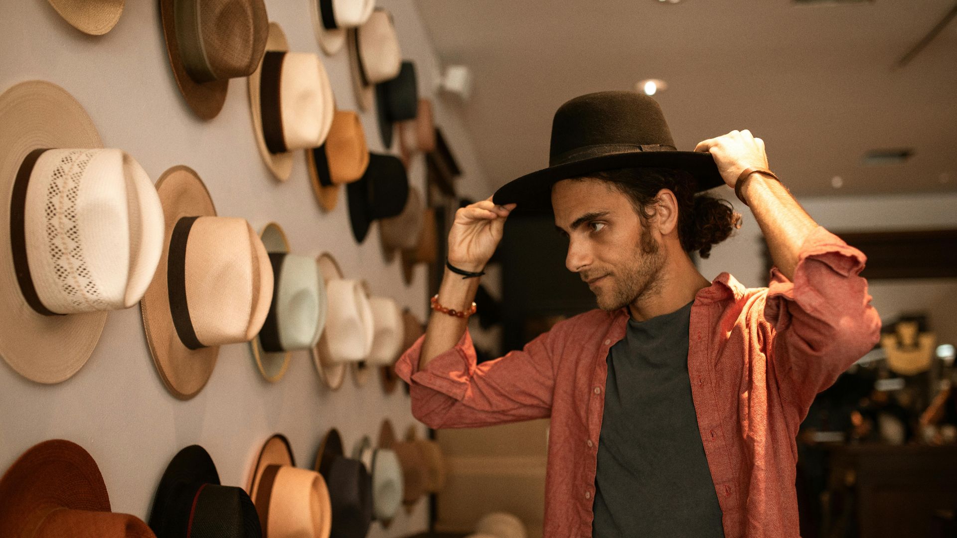 10 chapeaux qui vous vieillissent et 10 qui ont toujours l’air frais