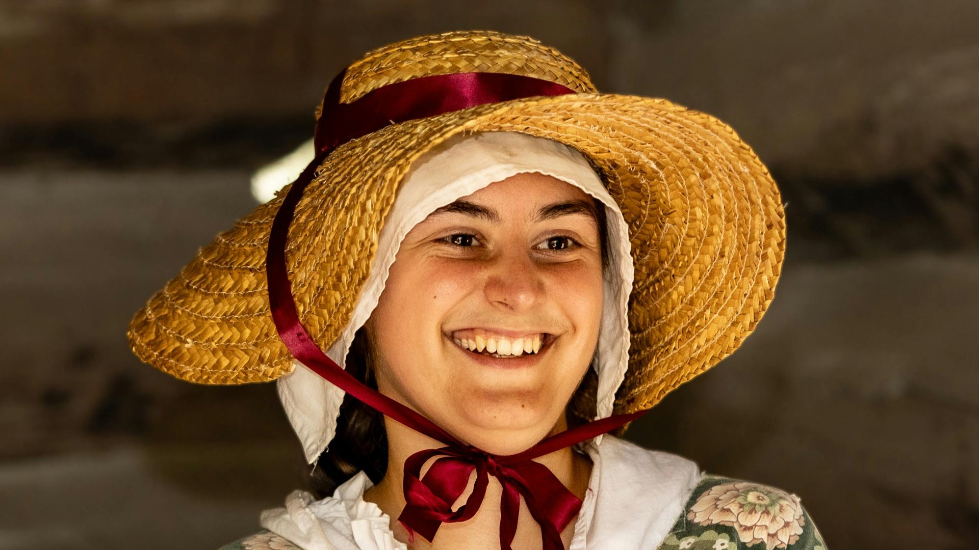 4. Chapeau de paille surdimensionné avec ruban