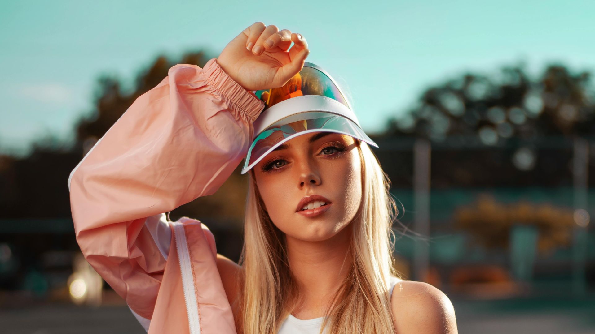 6. Casquette à visière en plastique