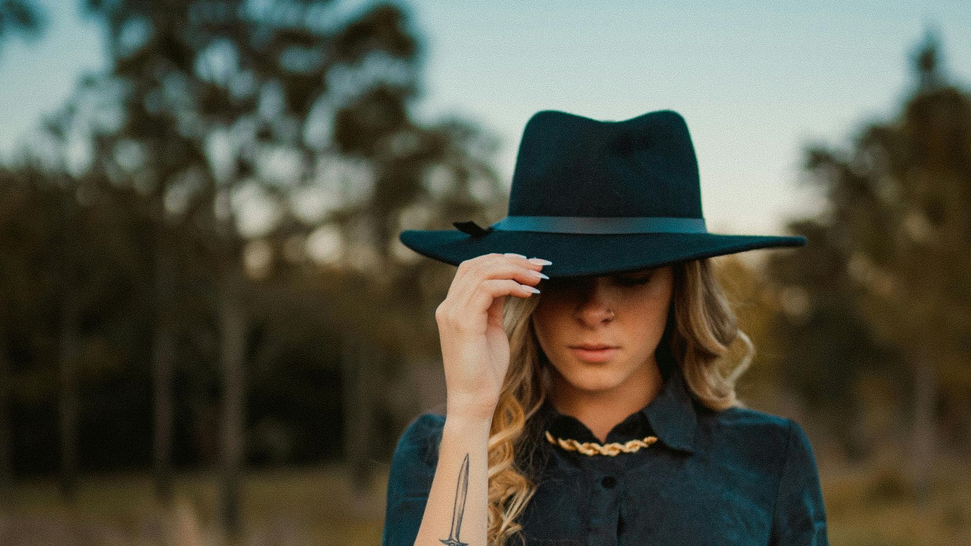 5. Chapeau moderne à larges bords