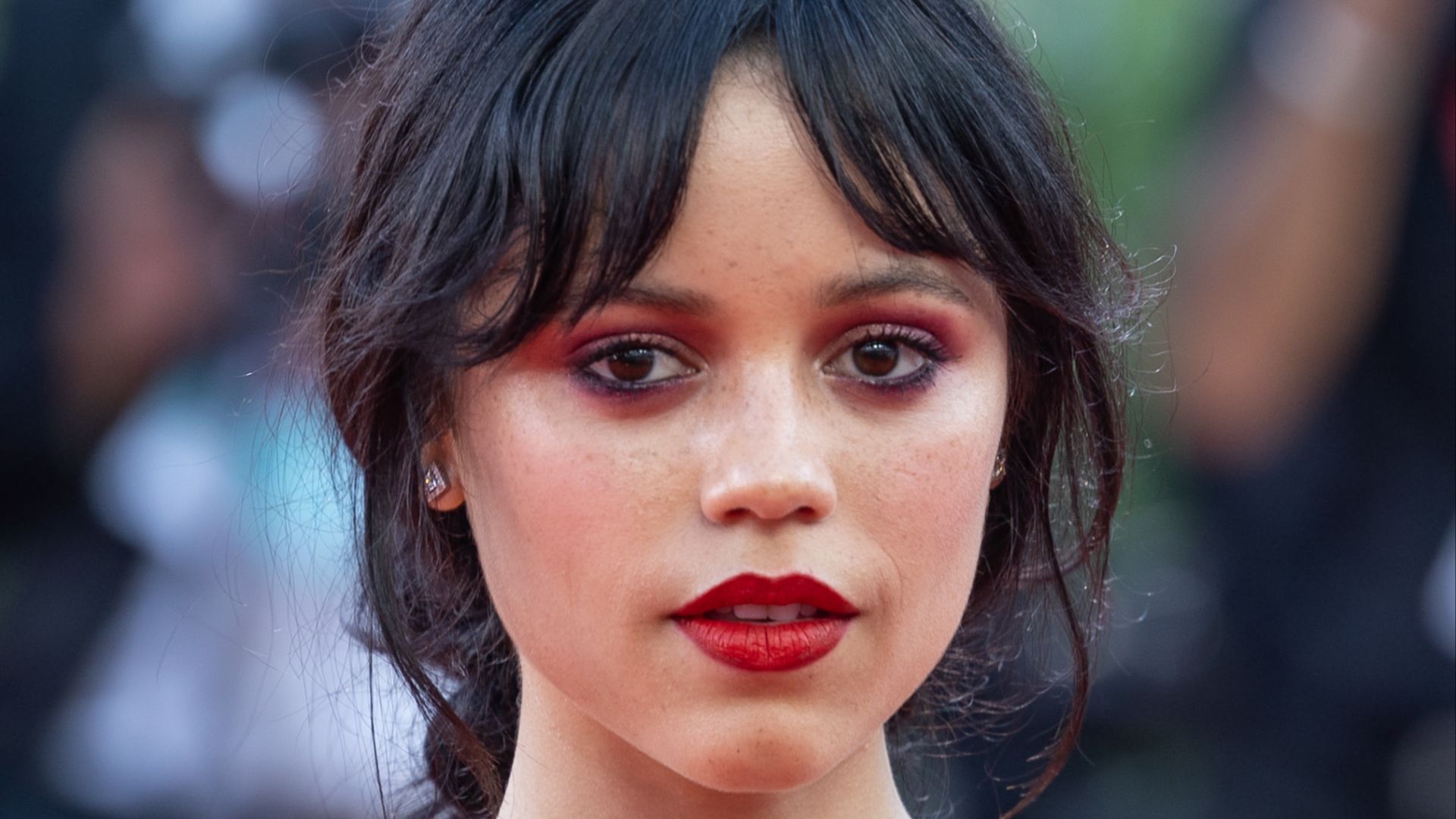 19. Collier de fleurs à col roulé