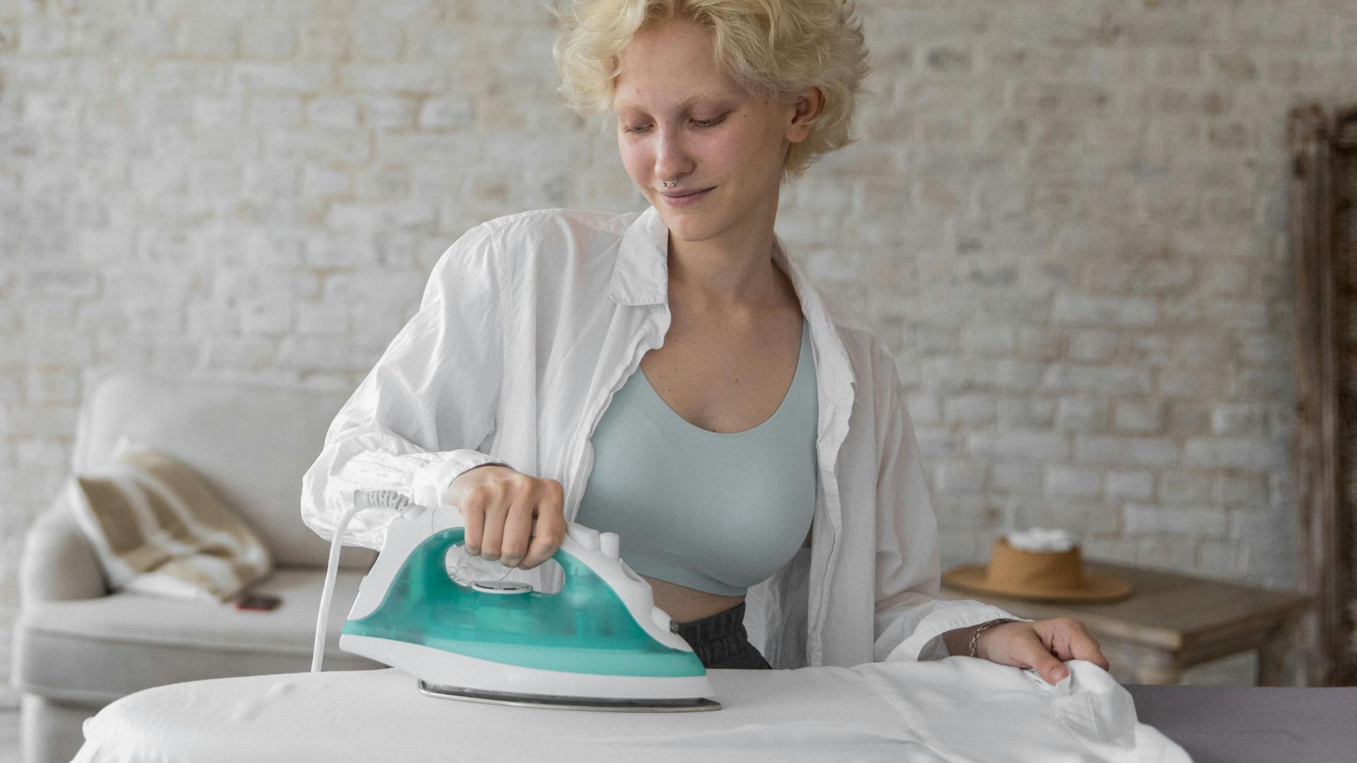 1. Repasser les vêtements pour éliminer les rides