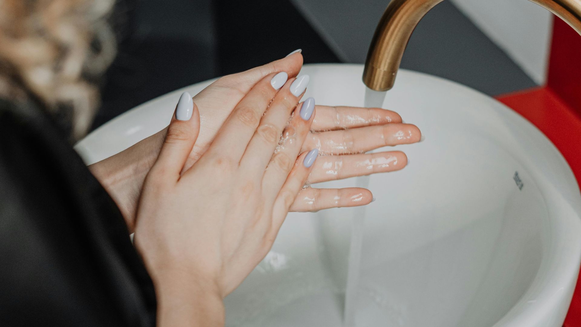 7. Garder les ongles propres et manucurés