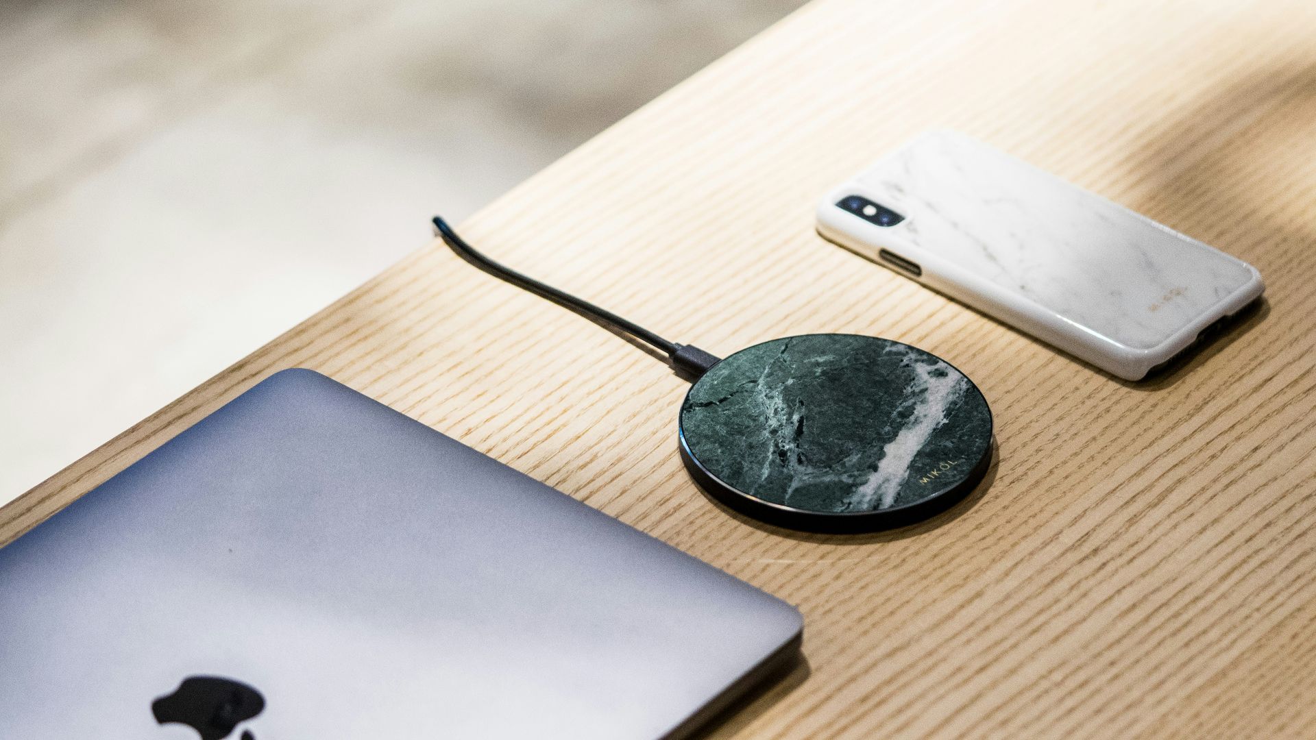 6. Des bornes de recharge sans fil partout