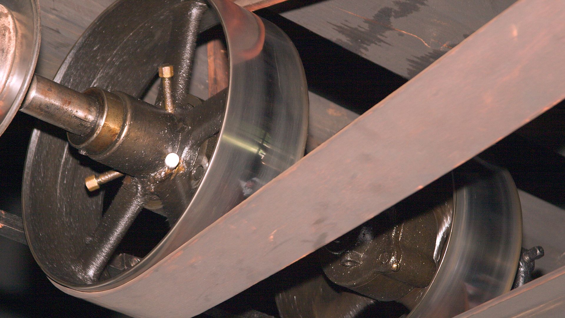 8. Inspecter et resserrer les courroies de transmission