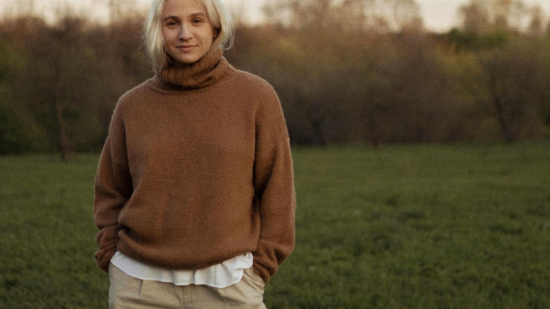 3. Col roulé de couleur neutre avec jupe ou pantalon