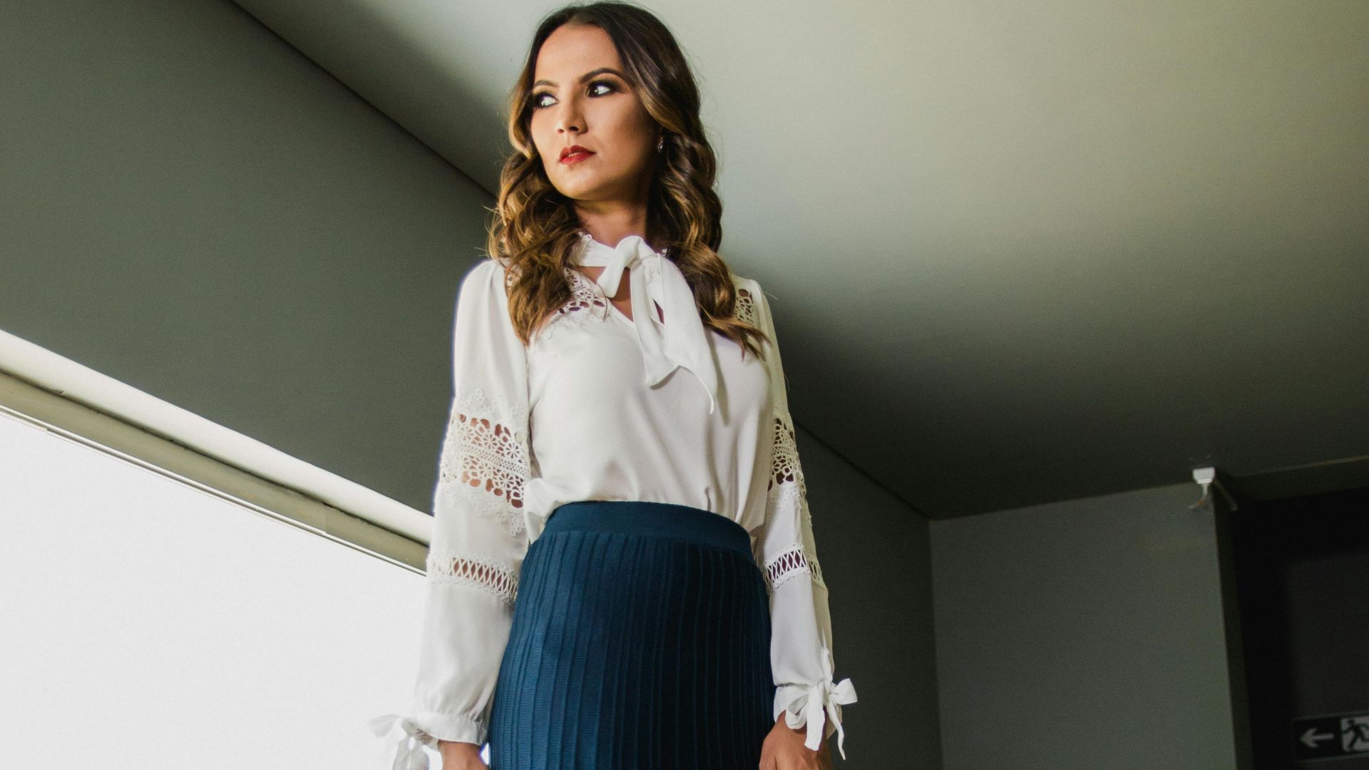 4. Chemisier en soie et jupe taille haute