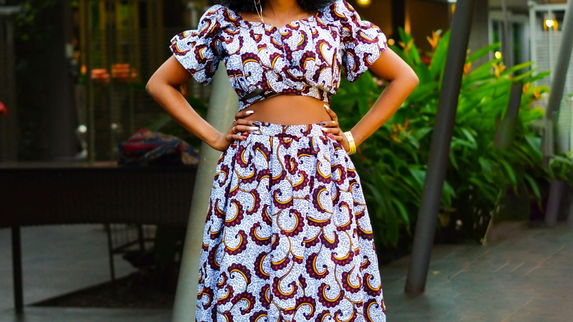 8. Jupe midi structurée avec top ajusté