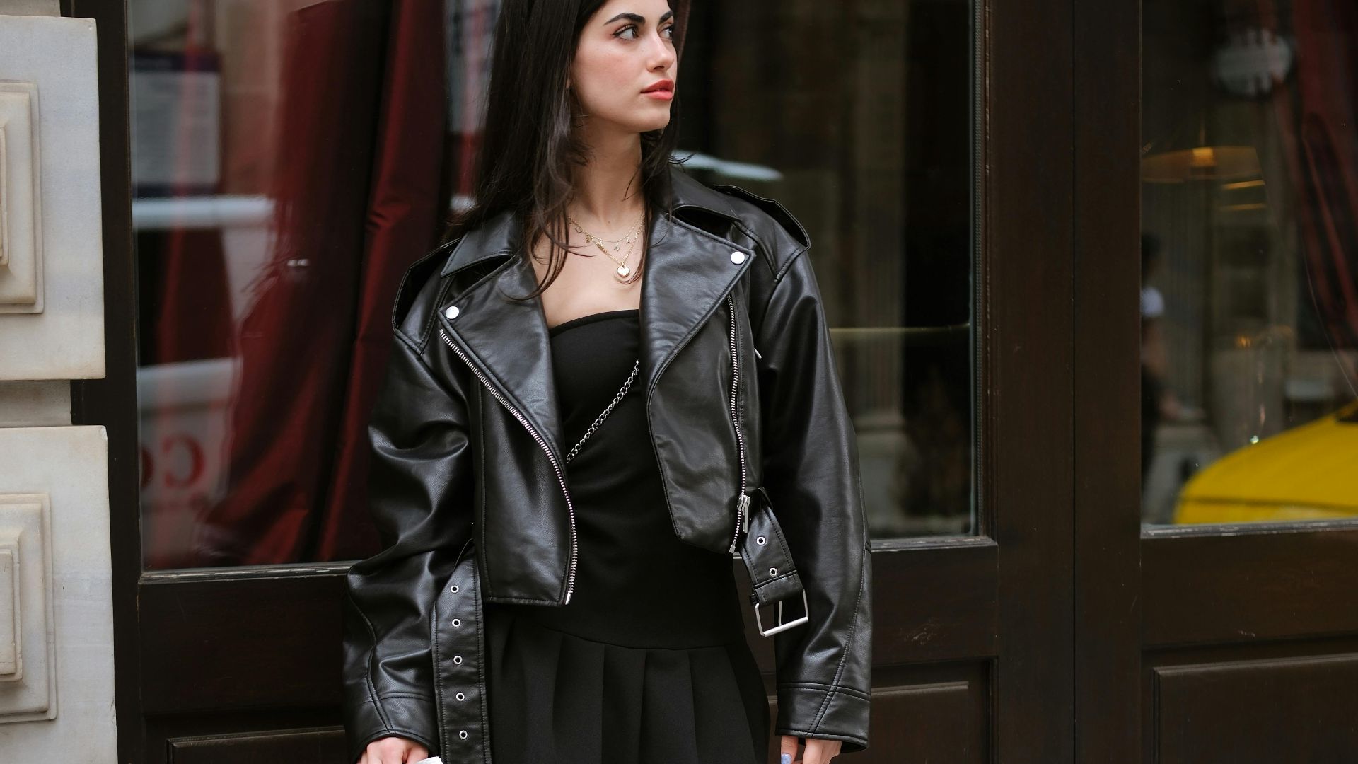 9. Veste en cuir et robe minimaliste