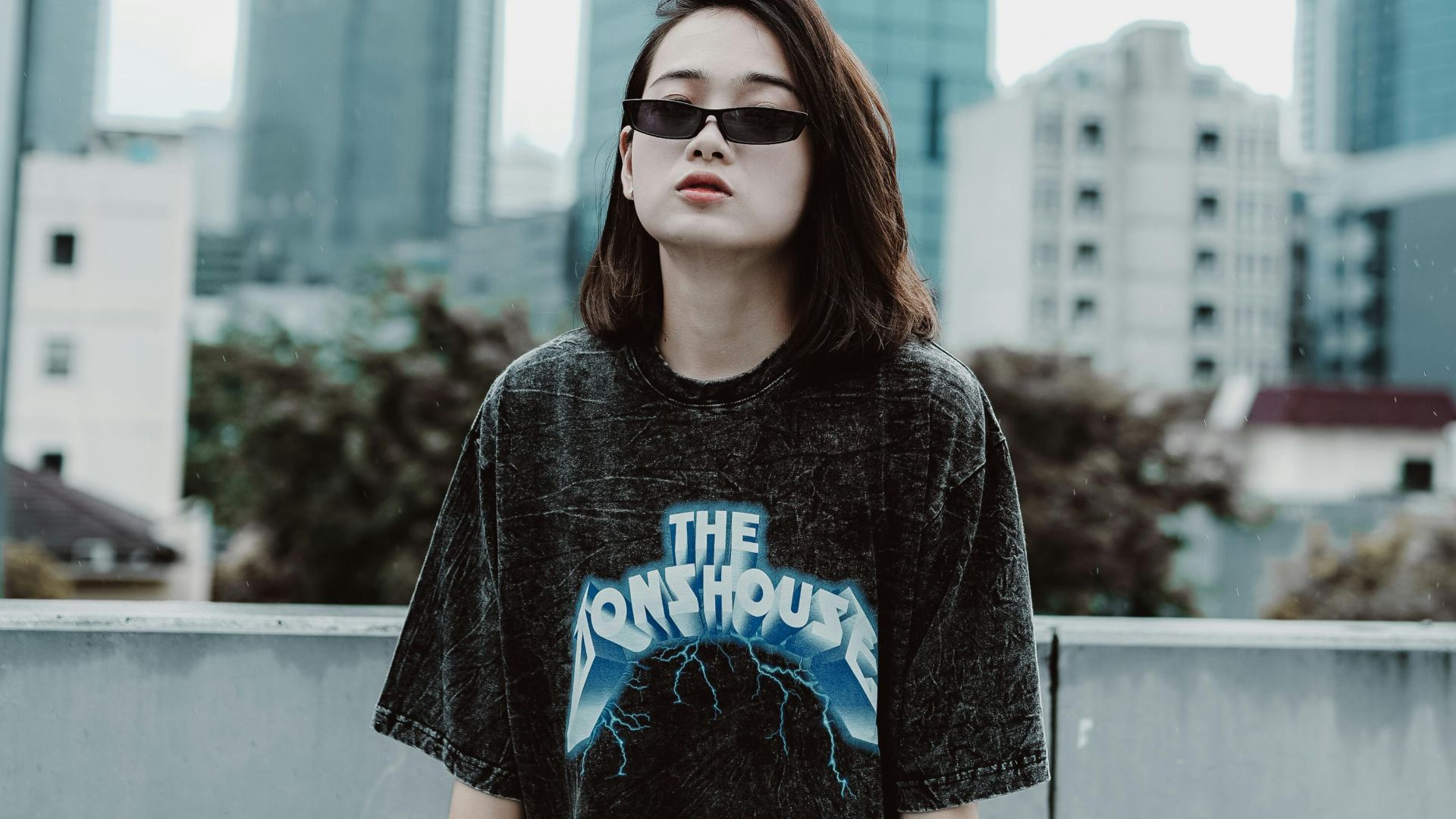 10. Tee-shirts à bandes graphiques avec détails usés