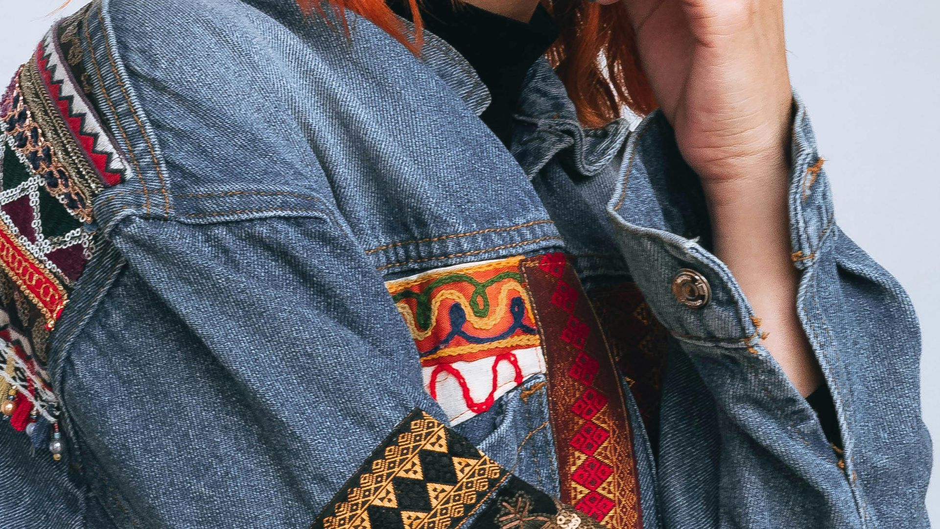 17. Vestes en denim avec patchs brodés