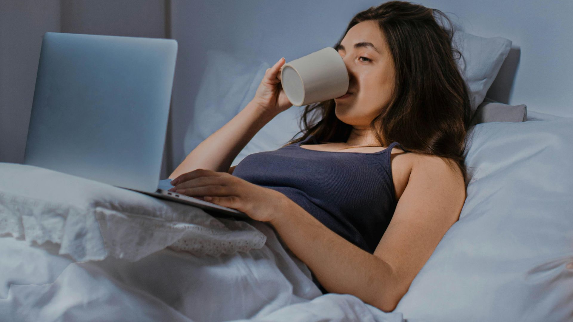 4. Évitez les repas copieux ou les stimulants avant le coucher