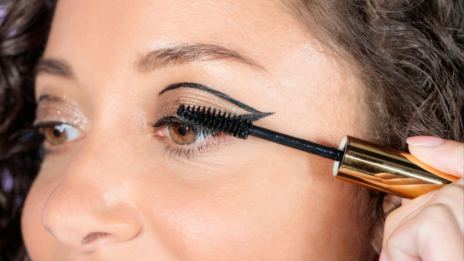 2. Porter trop de couches de mascara