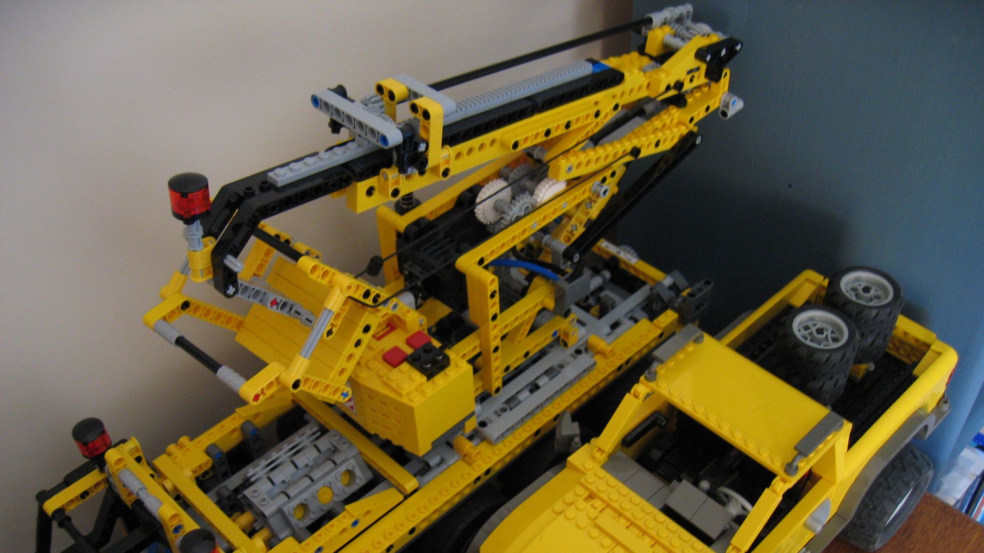 3. Grue sur chenilles Liebherr - $700 USD