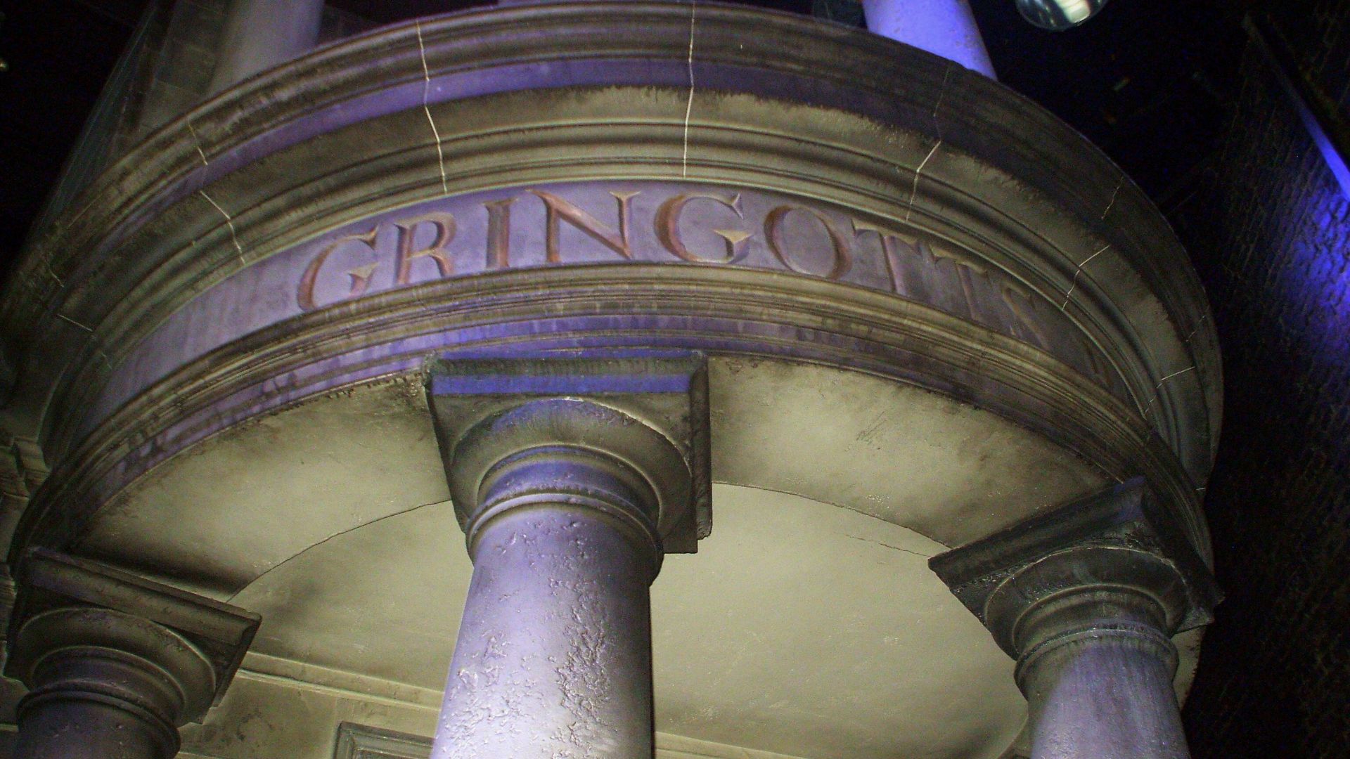19. Banque des sorciers Gringotts (édition collector) - $430 USD