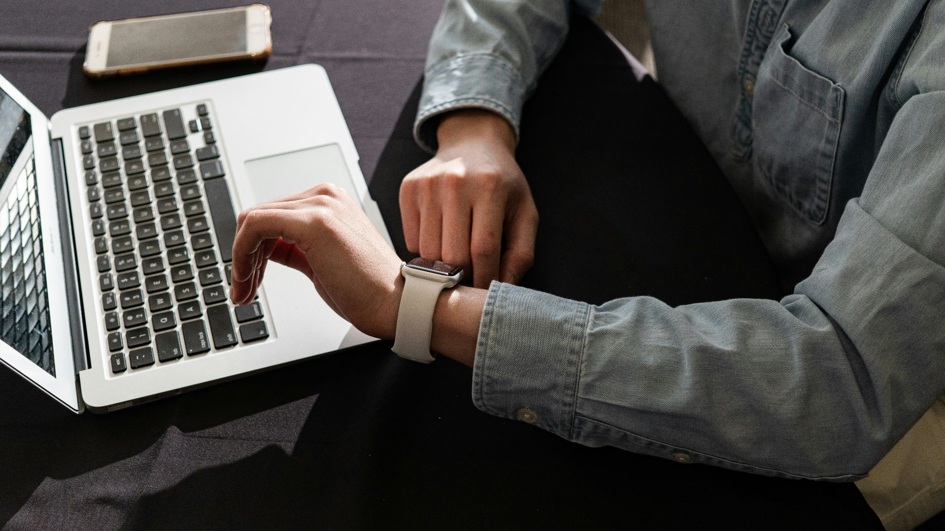 17. Vérifier l'heure deux fois parce que vous l'avez oubliée instantanément