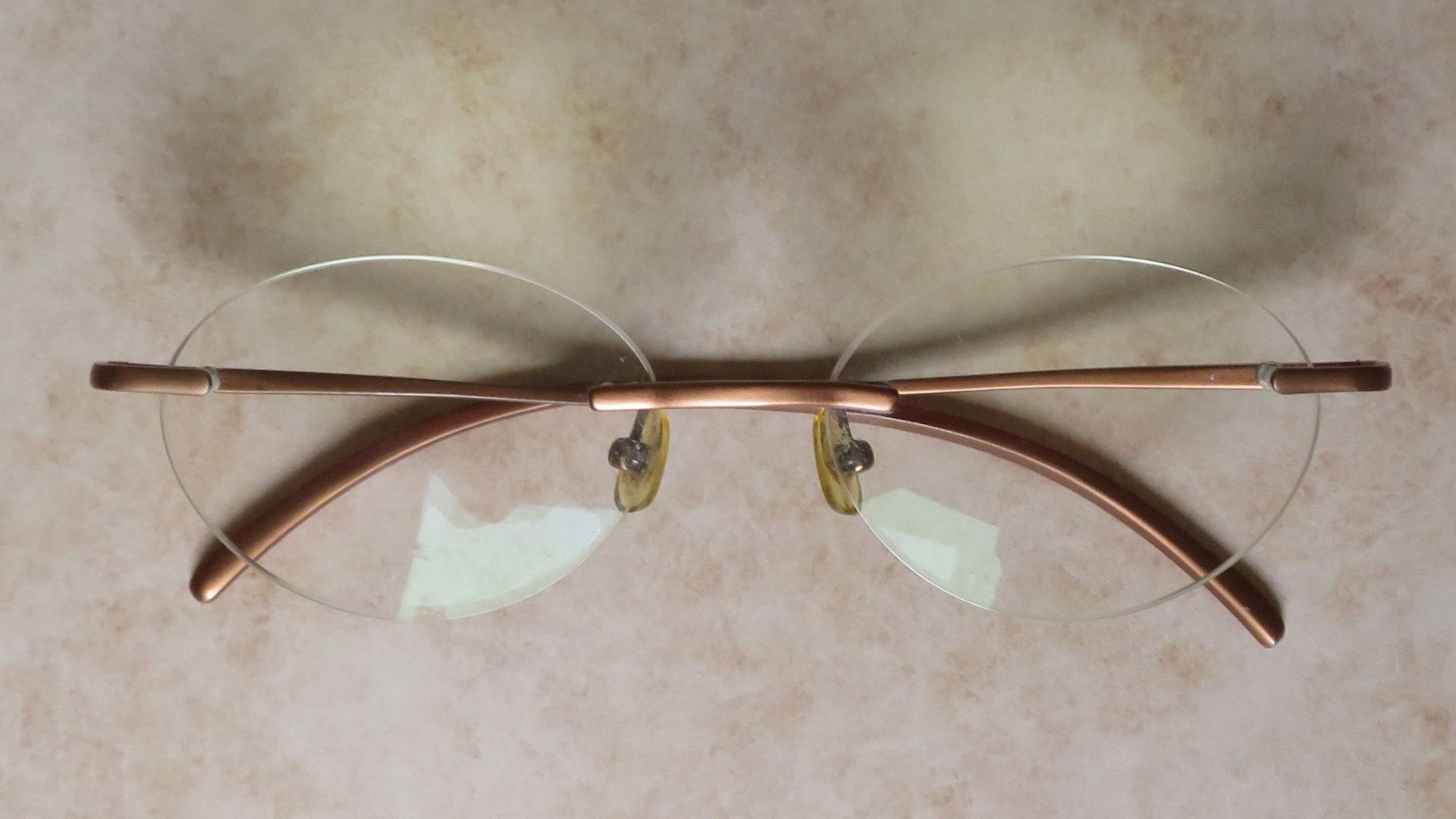 9. Lunettes sans monture en métal