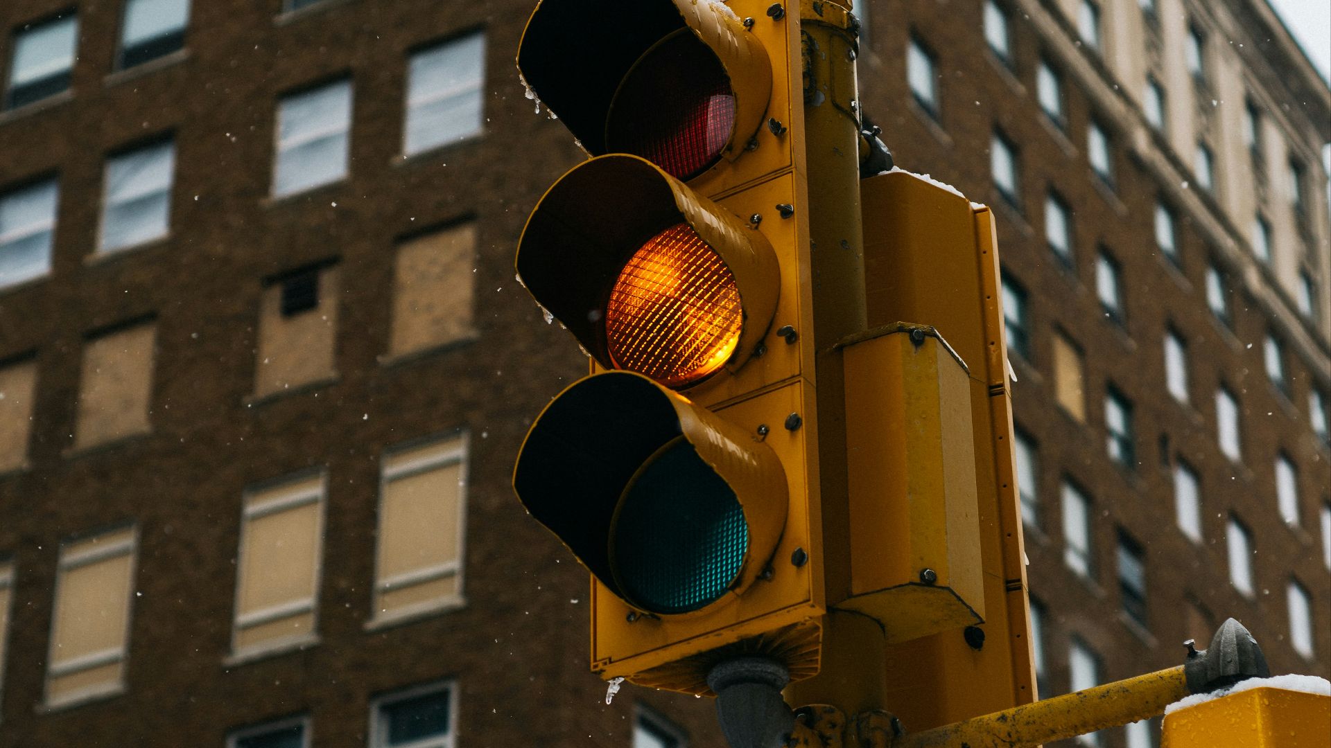 13. Vous passez les feux jaunes à toute vitesse