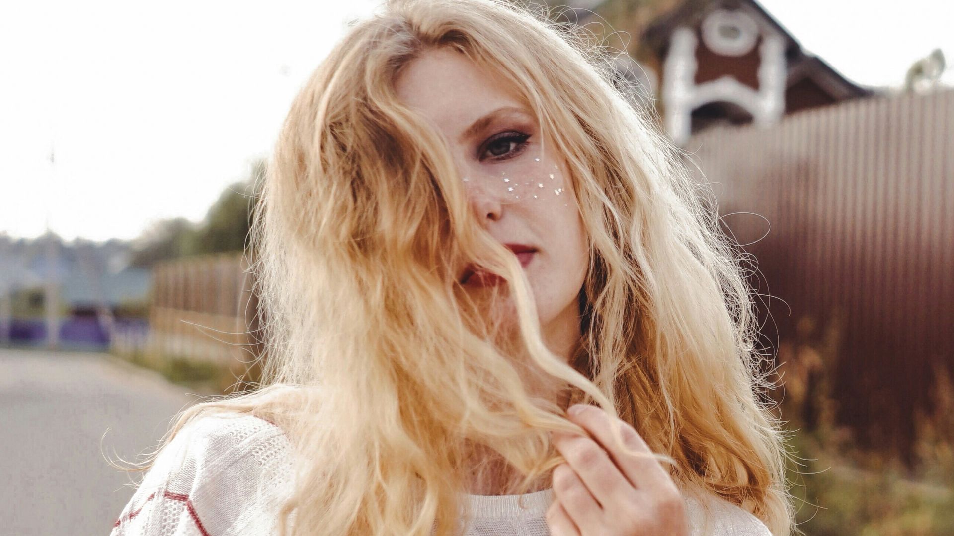 13. Cheveux en désordre