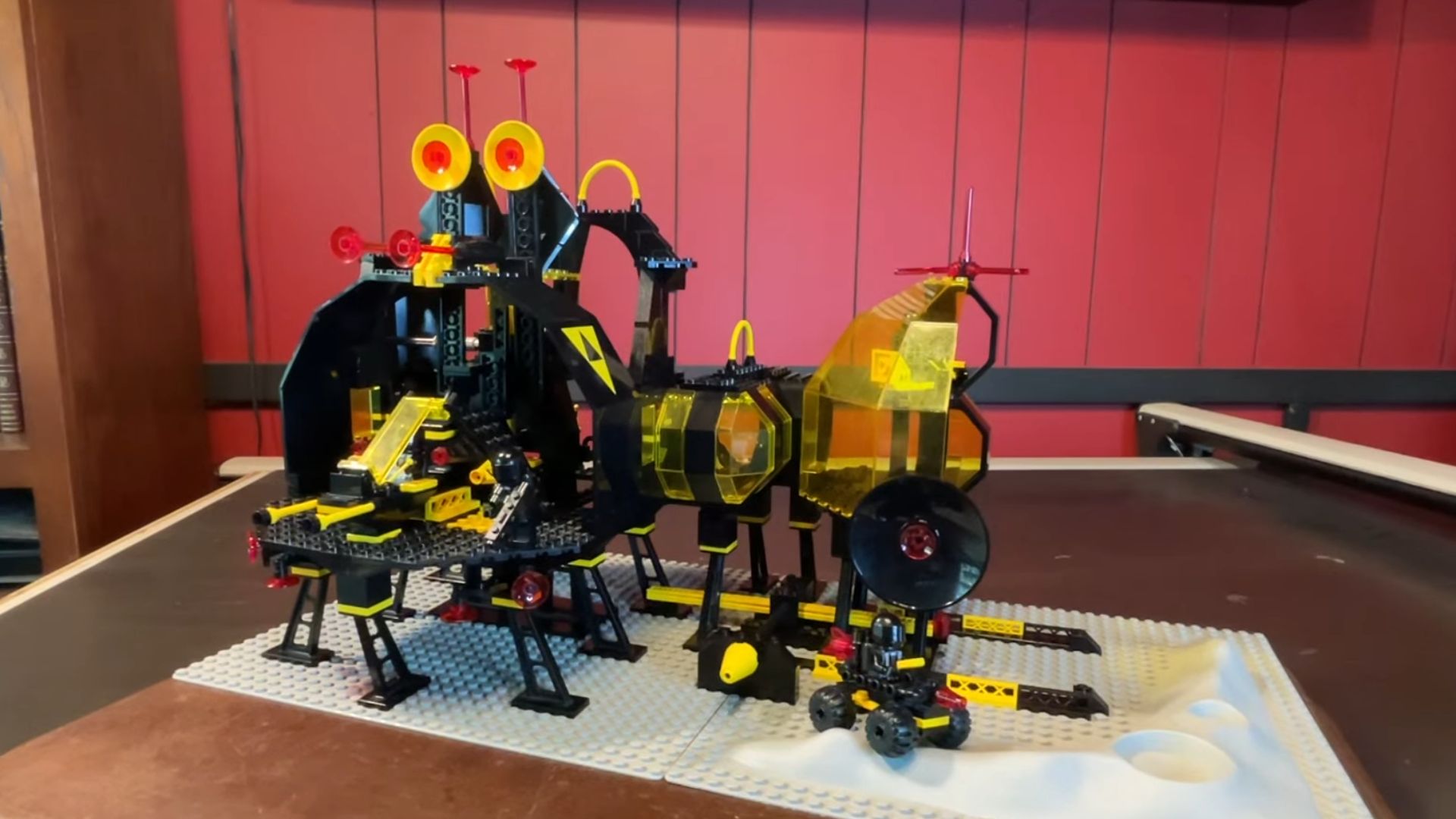 11. Base d'interception des messages spatiaux LEGO (6987) : ~$2,000
