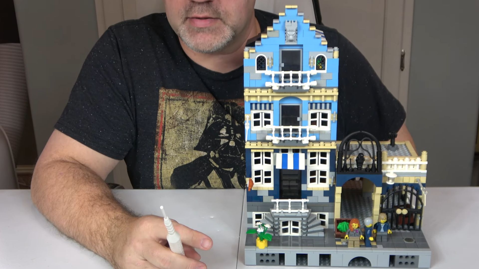 9. LEGO Modular Market Street (10190) : ~$2,200